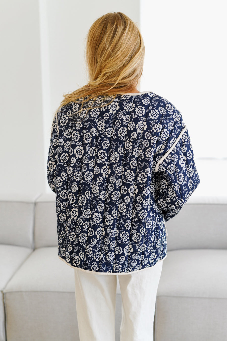 Chaqueta Estampada Floral con Ribete en Contraste