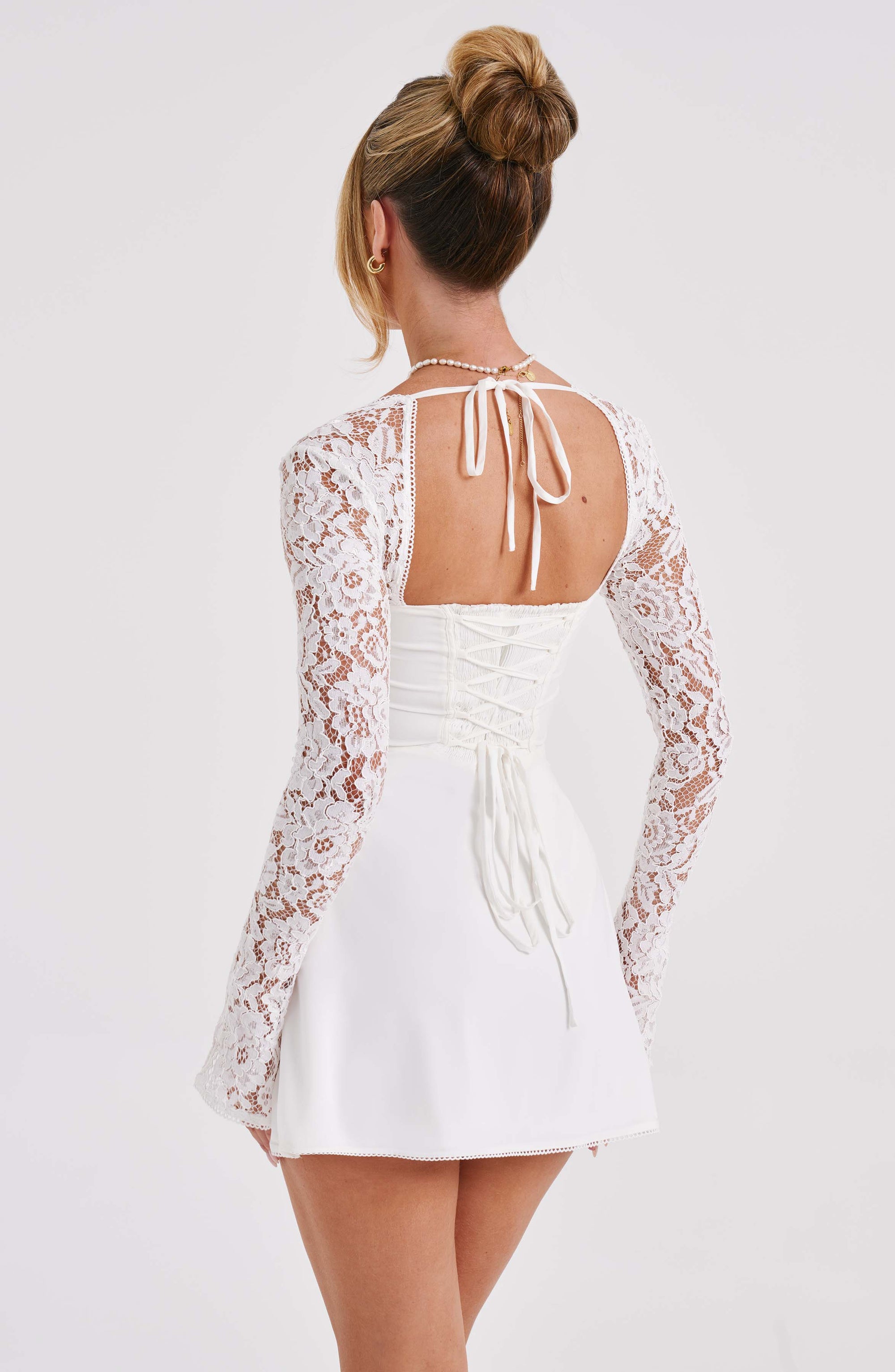 Vestido Mini Detalle Lazo y Mangas de Encaje