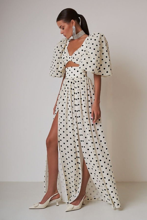 Vestido de lunares con abertura y mangas abullonadas