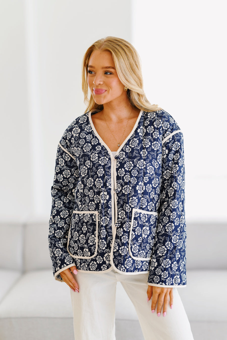 Chaqueta Estampada Floral con Ribete en Contraste