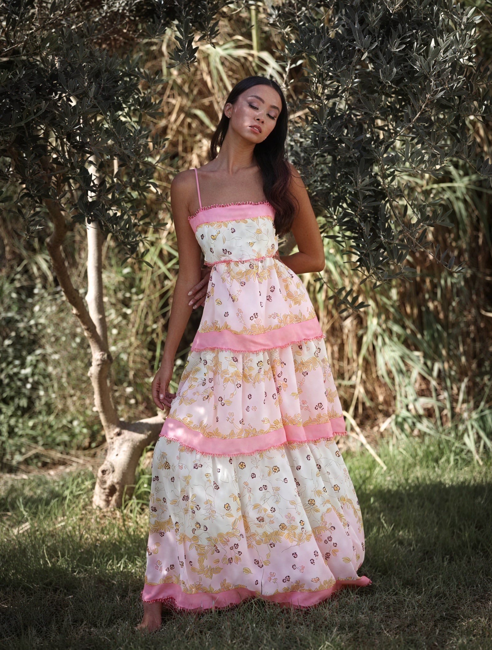 Vestido Floral Escalonado con Detalles Cut-Out