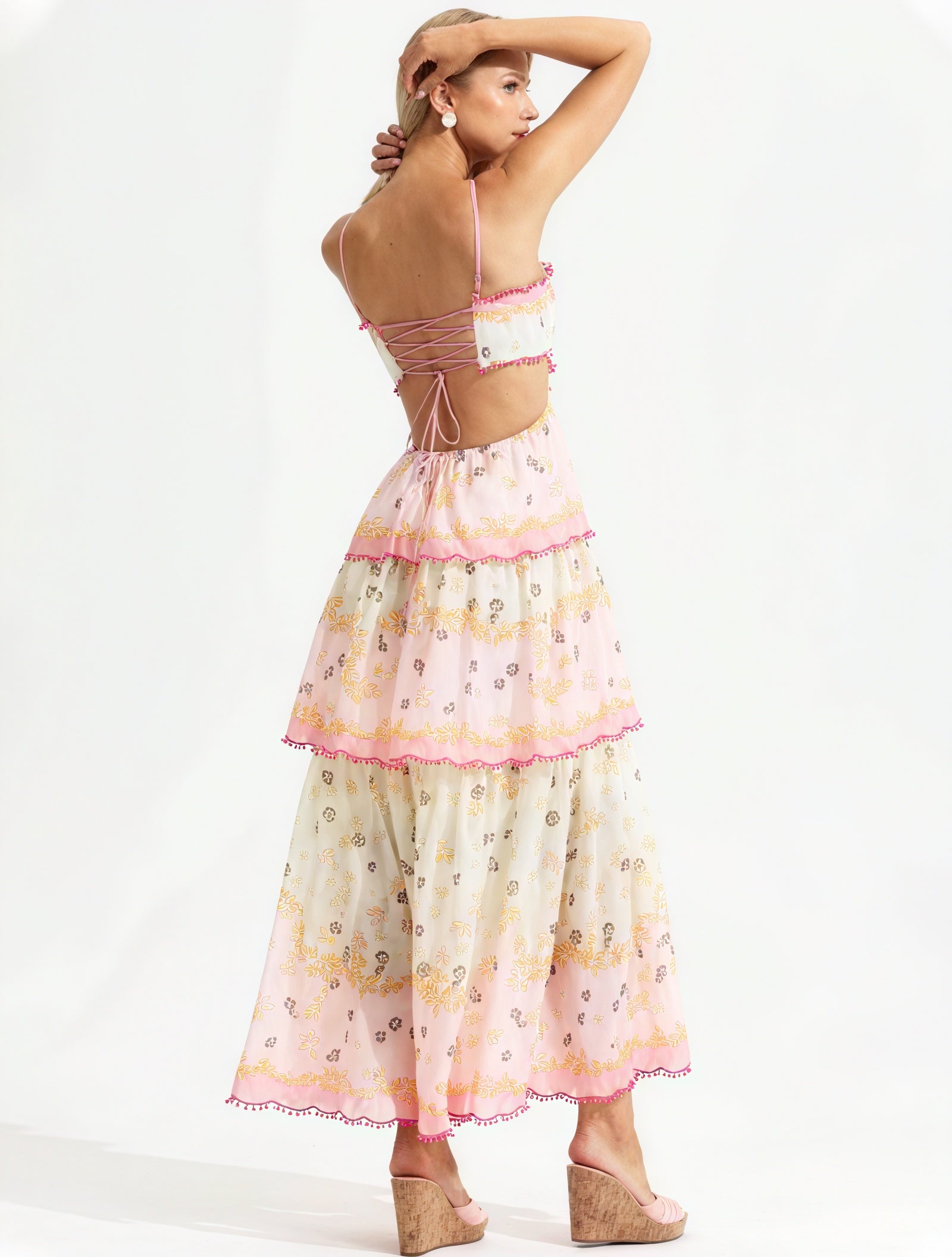 Vestido Floral Escalonado con Detalles Cut-Out