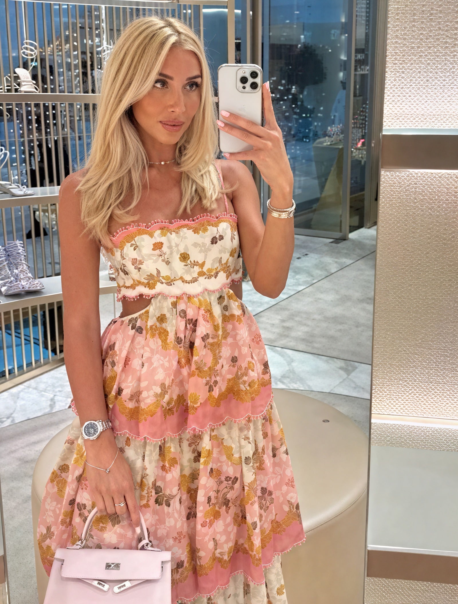 Vestido Floral Escalonado con Detalles Cut-Out