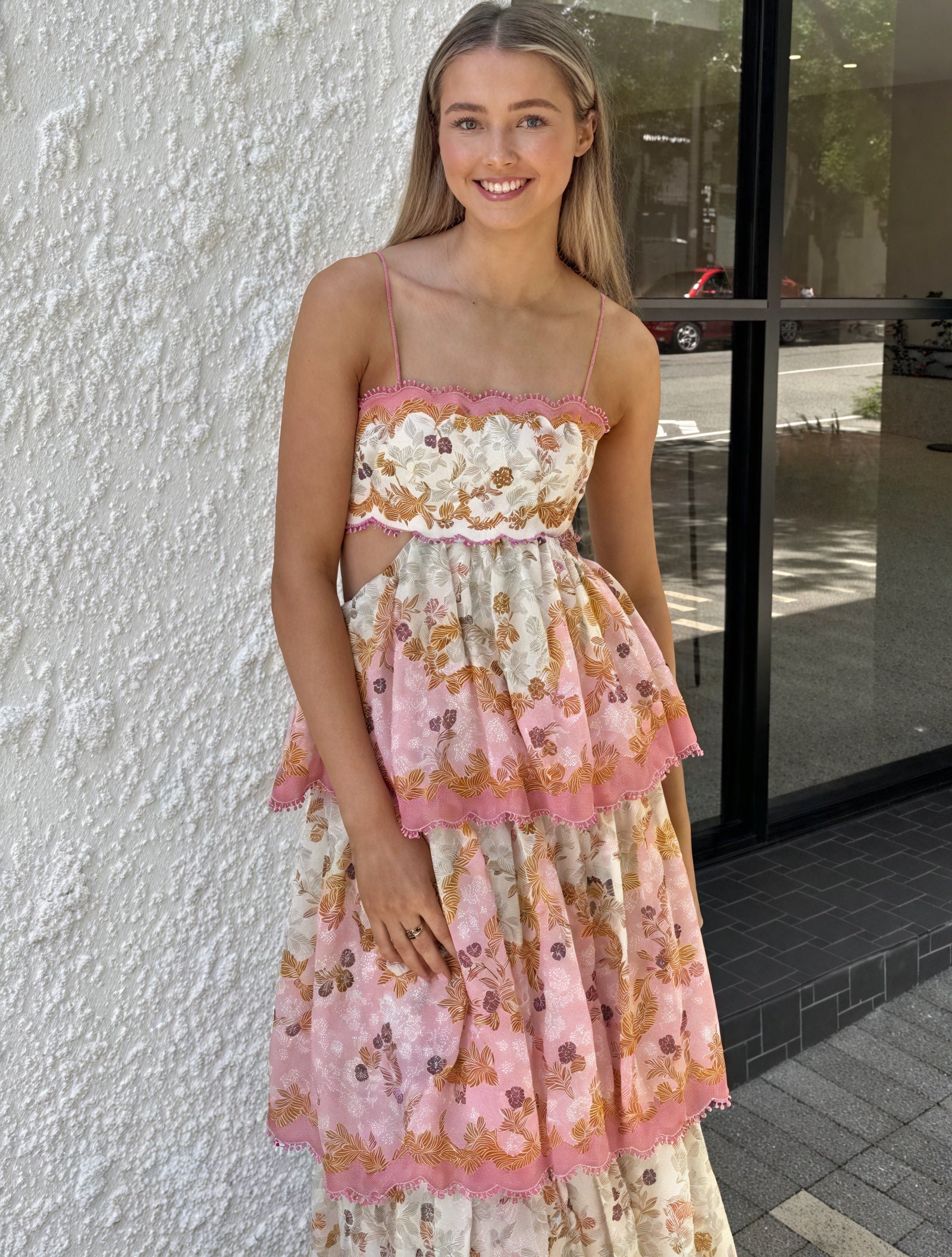 Vestido Floral Escalonado con Detalles Cut-Out