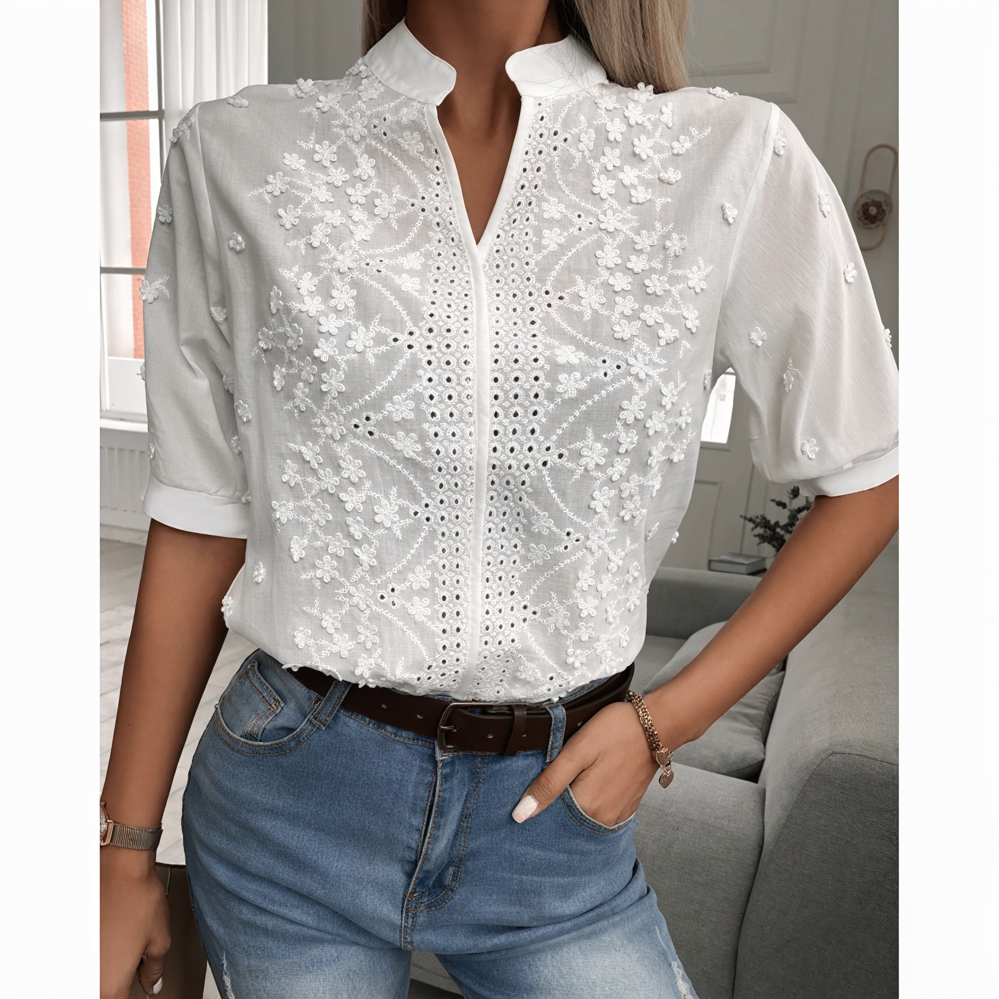 Blusa Bordada con Detalles Calados