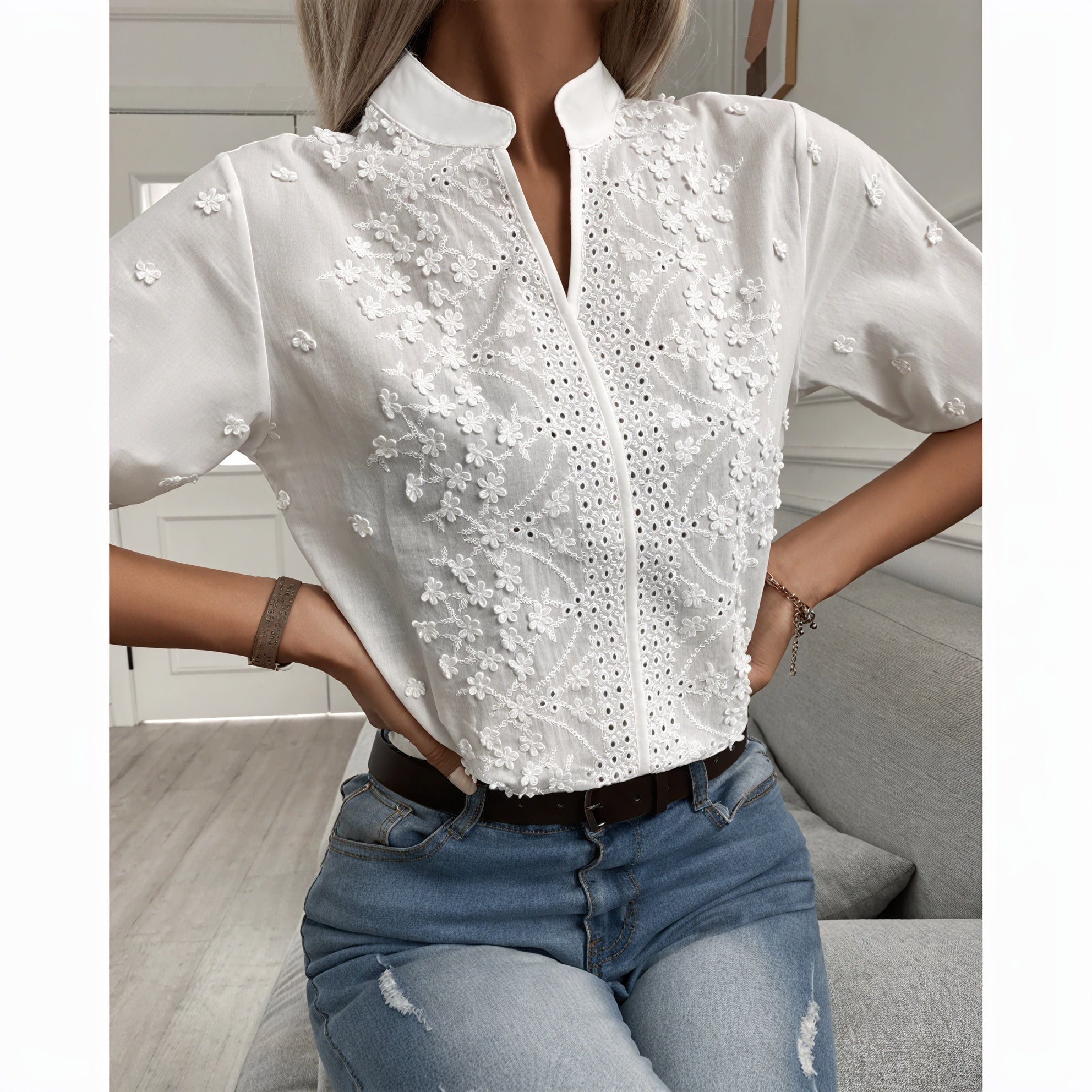 Blusa Bordada con Detalles Calados