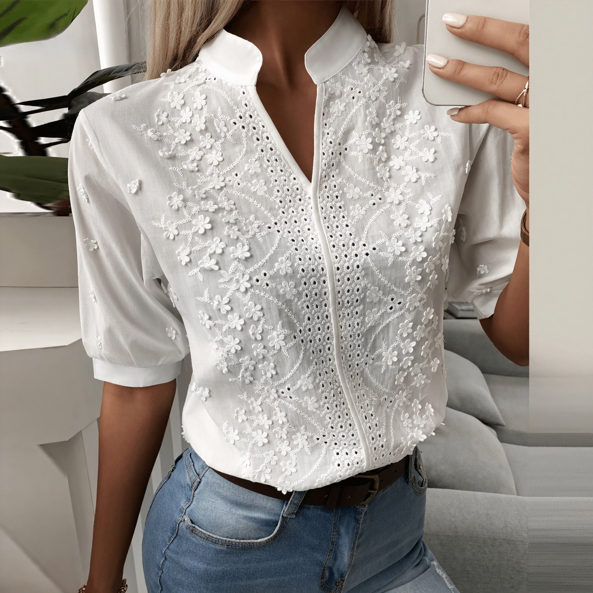 Blusa Bordada con Detalles Calados