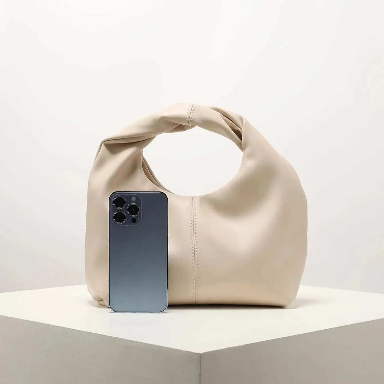 Bolso Minimalista con Asa Anudada