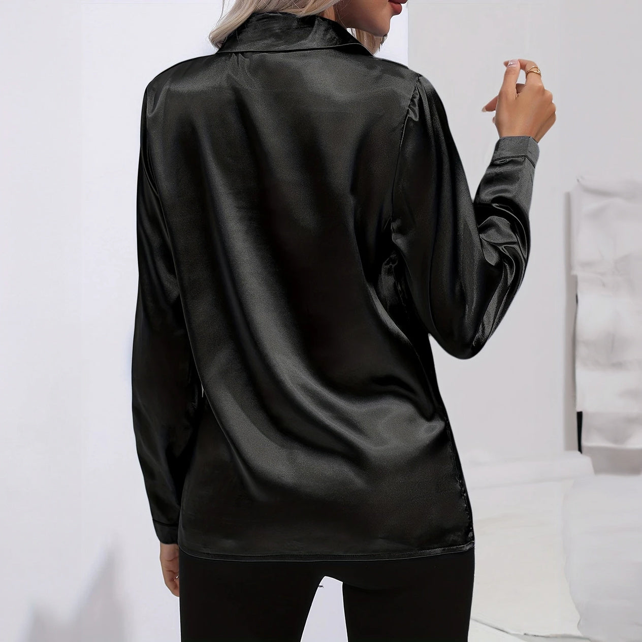 Blusa Elegante de Satén con Cuello Clásico