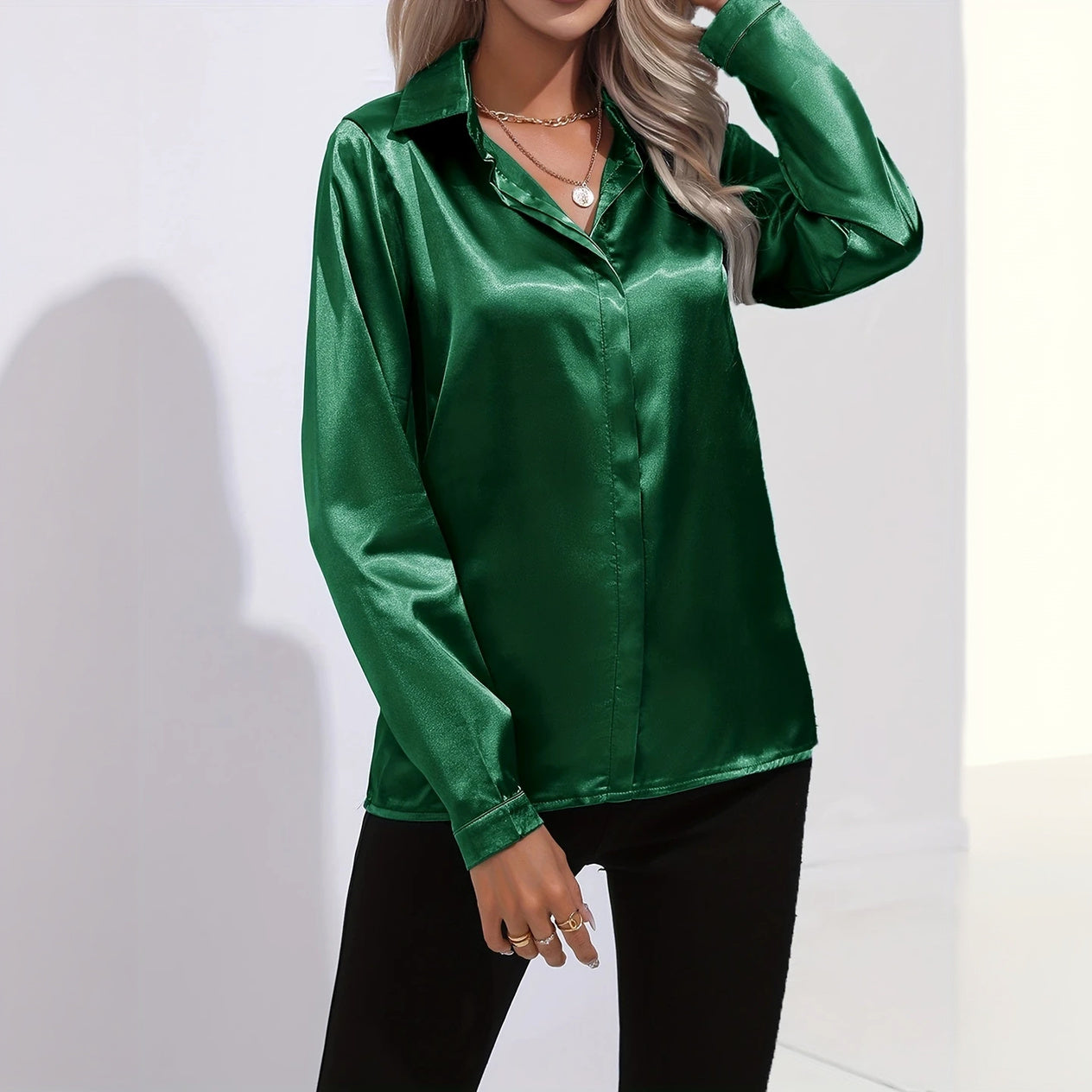Blusa Elegante de Satén con Cuello Clásico