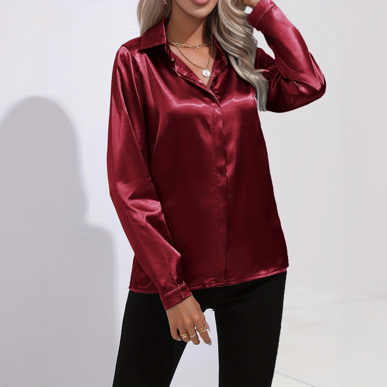 Blusa Elegante de Satén con Cuello Clásico