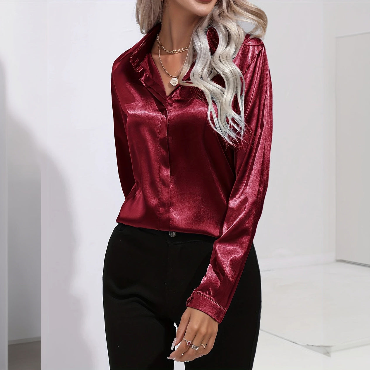 Blusa Elegante de Satén con Cuello Clásico