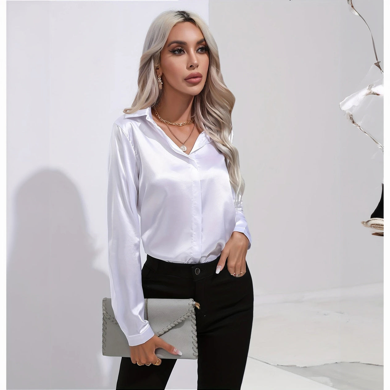 Blusa Elegante de Satén con Cuello Clásico