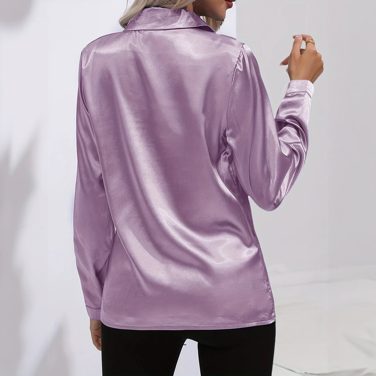 Blusa Elegante de Satén con Cuello Clásico
