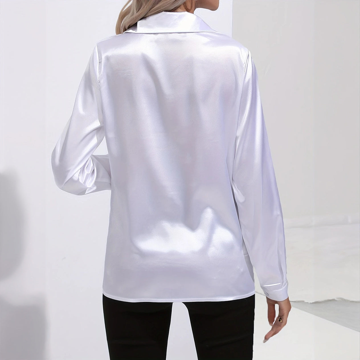 Blusa Elegante de Satén con Cuello Clásico
