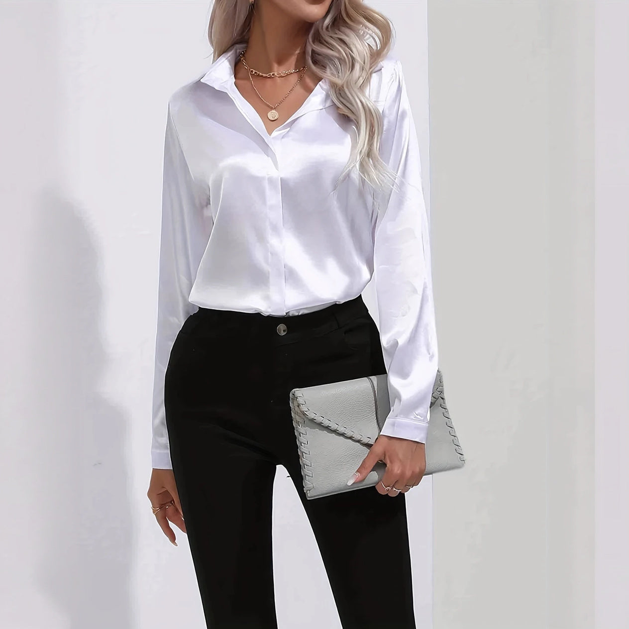 Blusa Elegante de Satén con Cuello Clásico