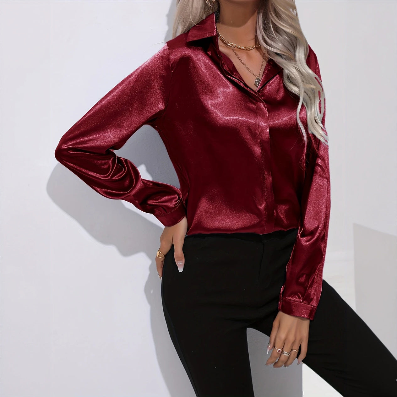 Blusa Elegante de Satén con Cuello Clásico