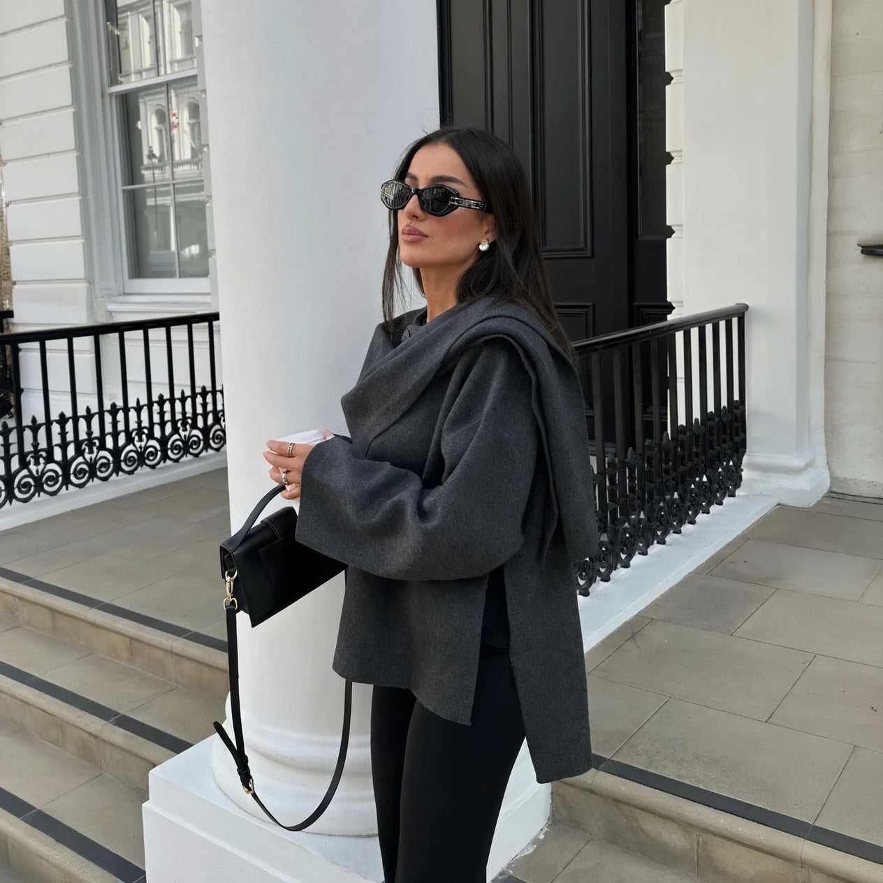 Abrigo Elegante con Cuello Envolvente