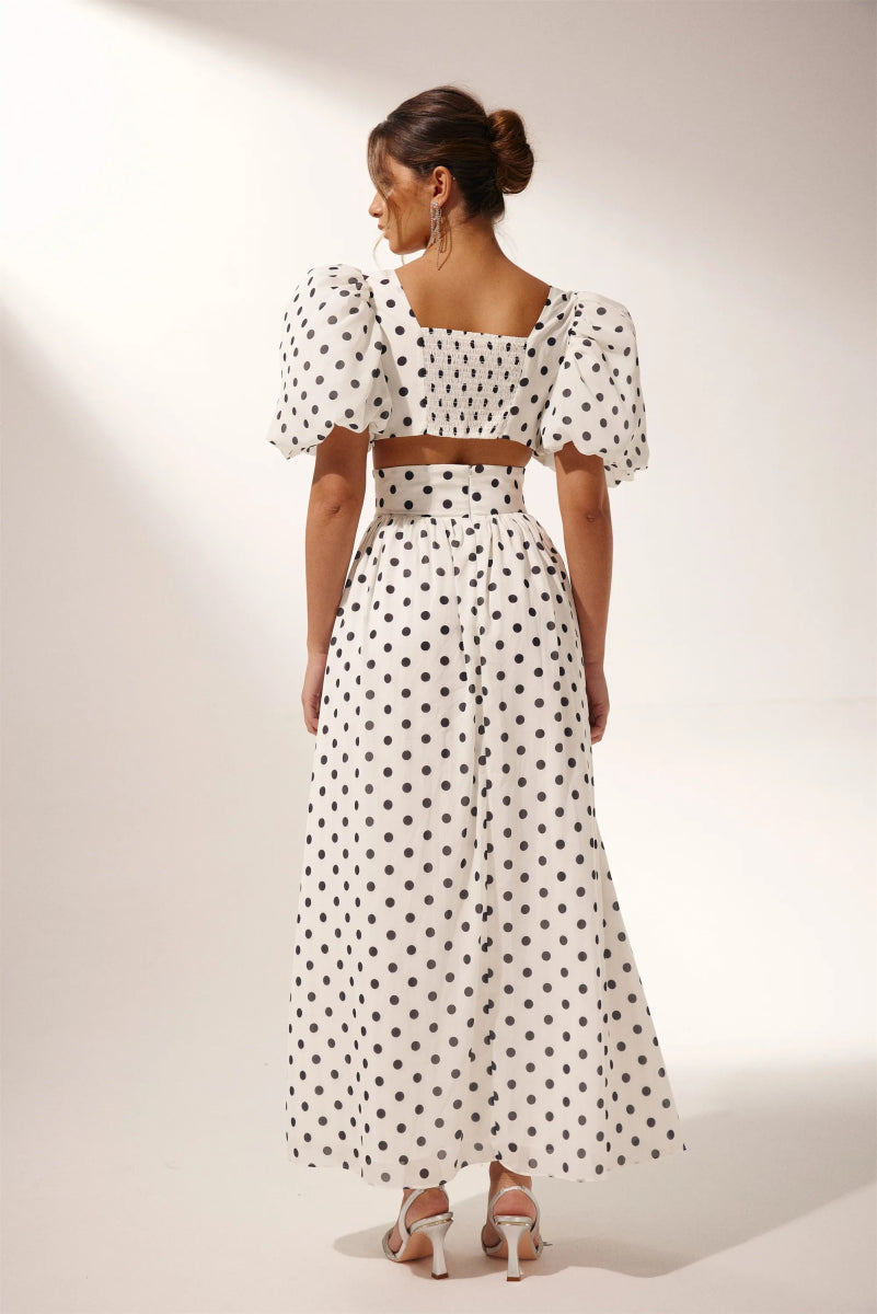 Vestido de lunares con abertura y mangas abullonadas