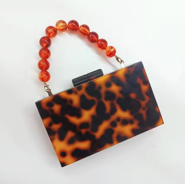 Clutch Rectangular con Asa de Cuentas