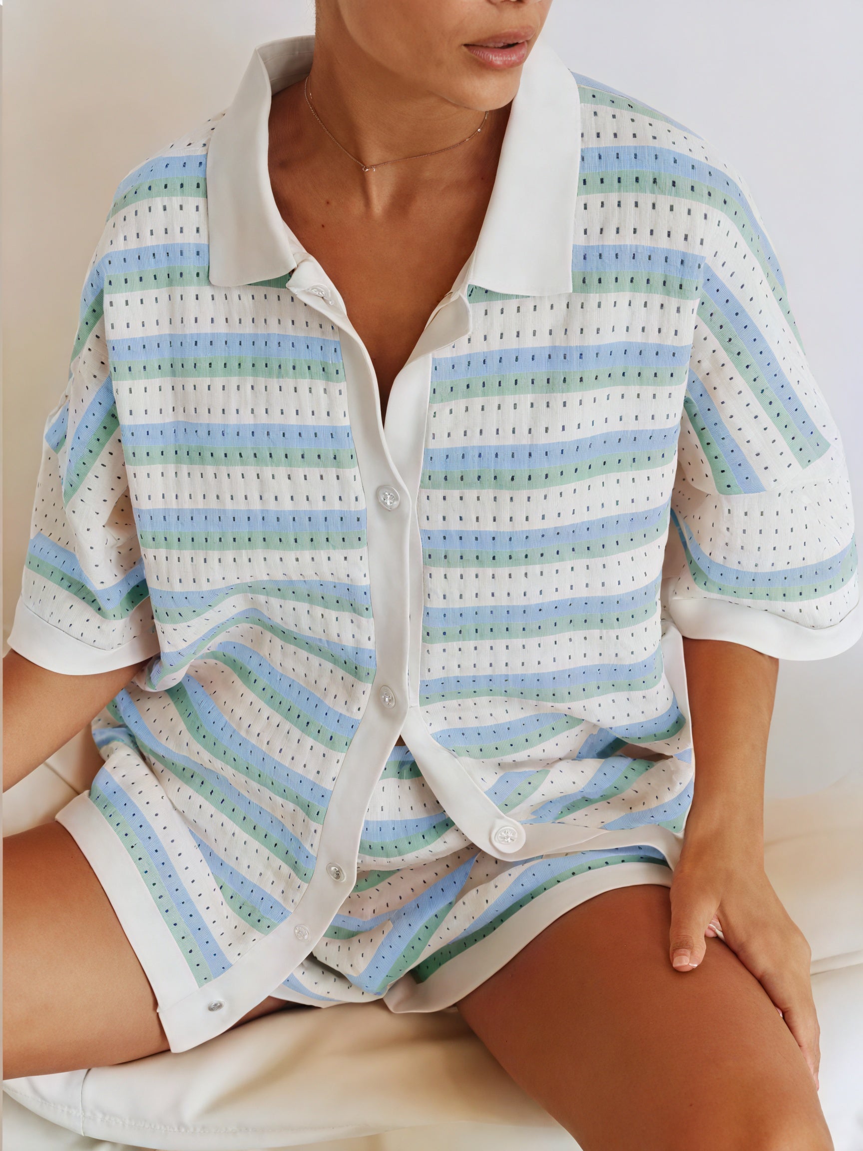 Conjunto Chic a Rayas y Vestido Tejido Ligero