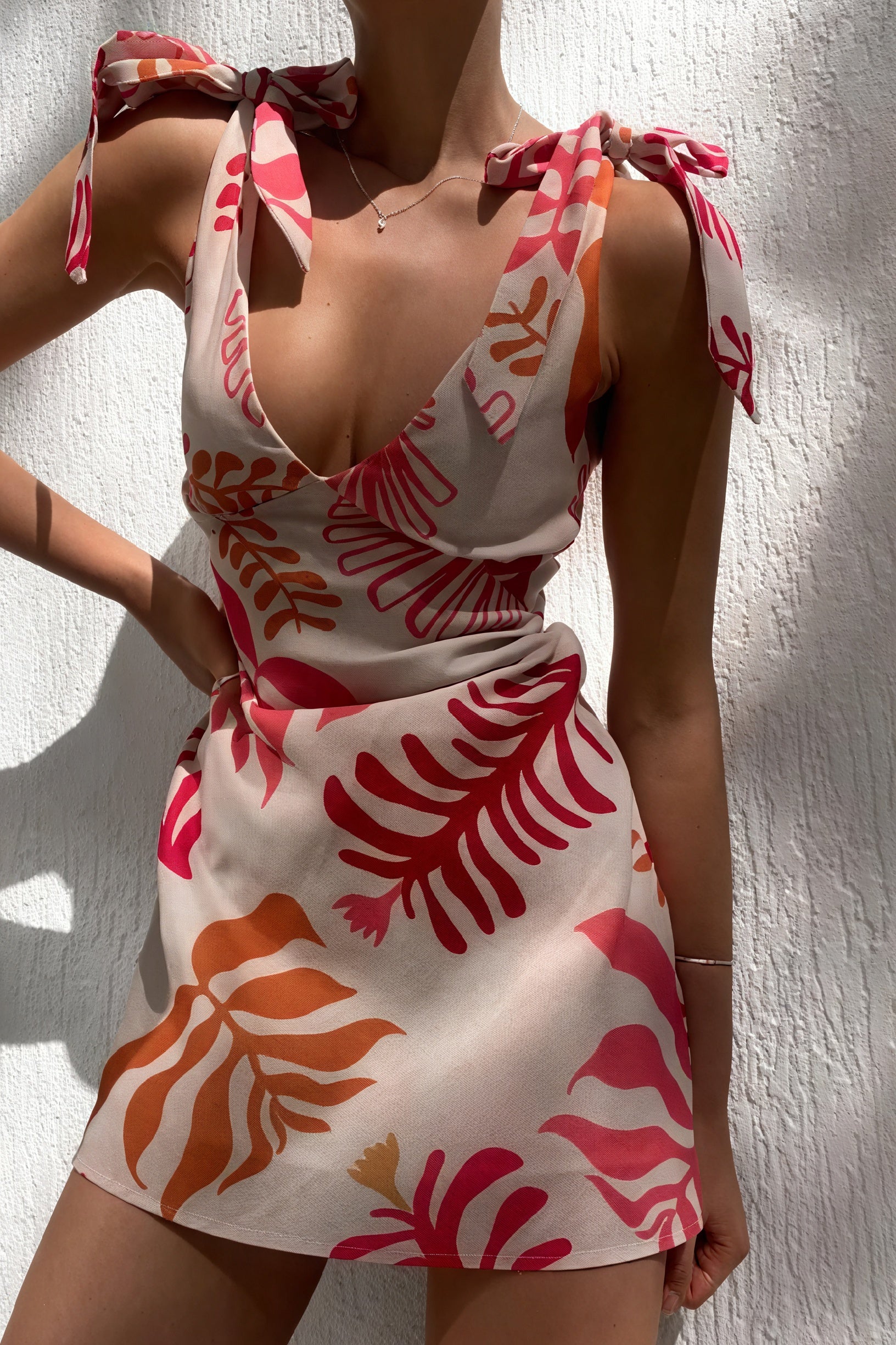 Vestido Mini Floral con Tirantes Anudados