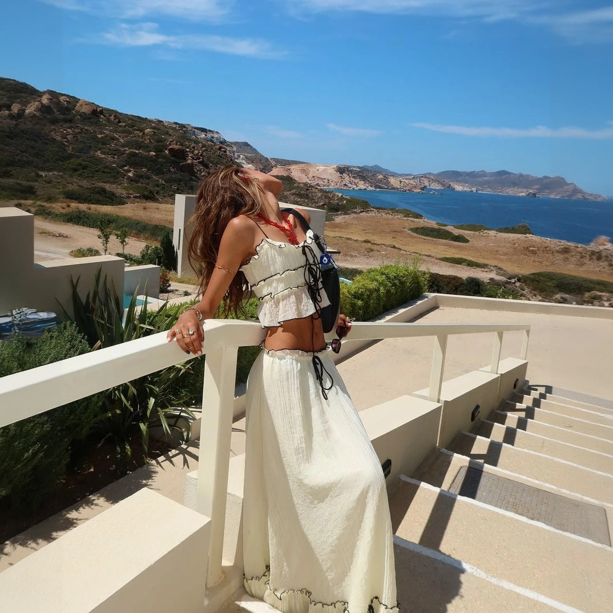 Conjunto Chic de Top Corto y Falda Rizada