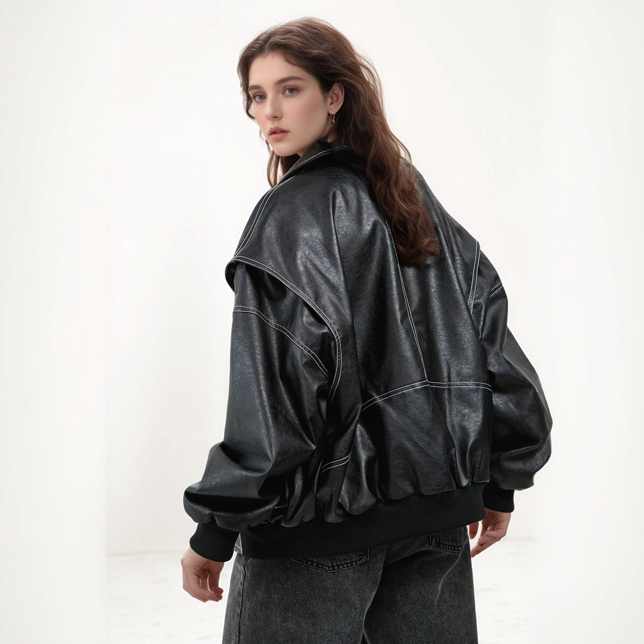 Chaqueta Bomber Moderna con Costuras en Contraste