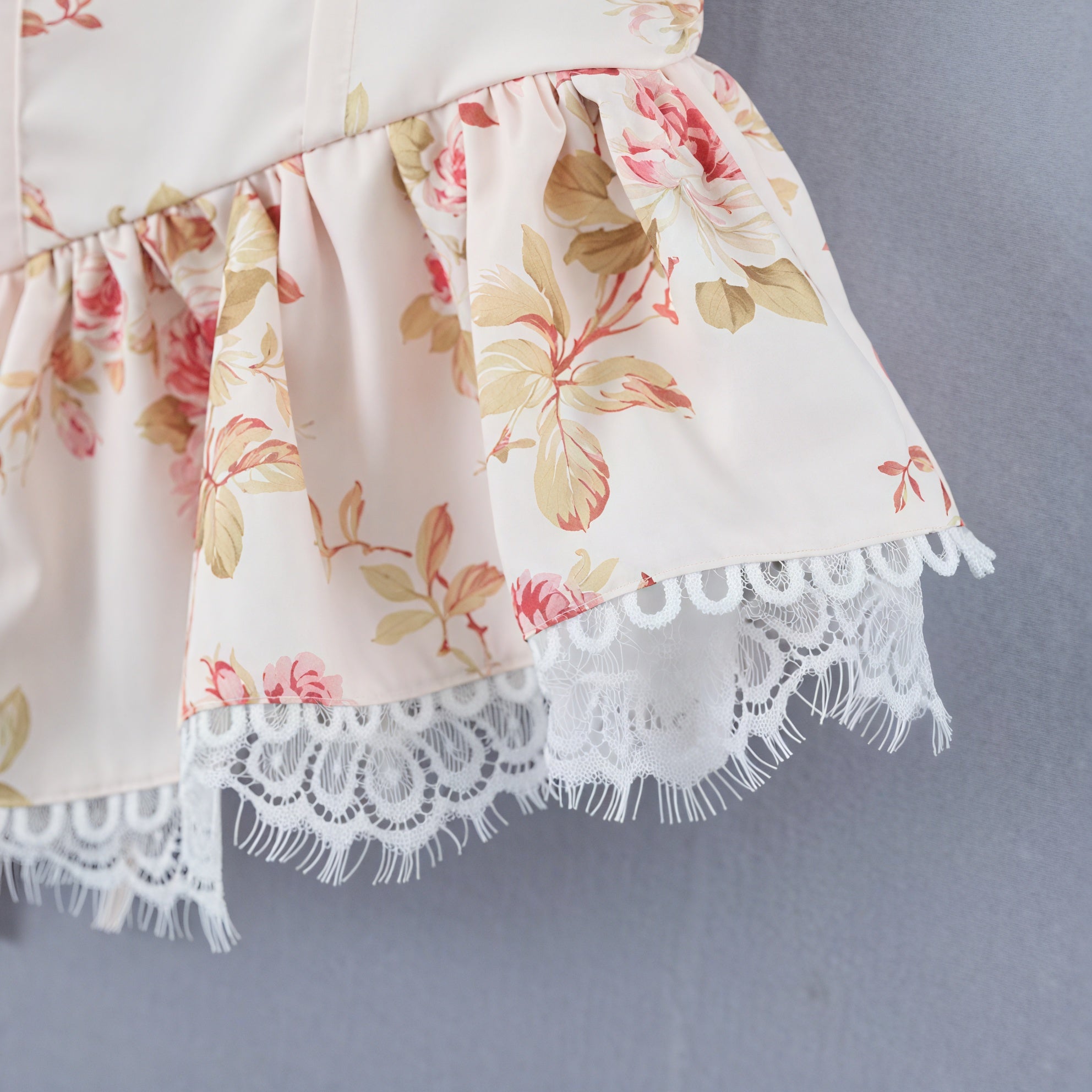 Top Romántico con Estampado Floral y Detalles de Encaje