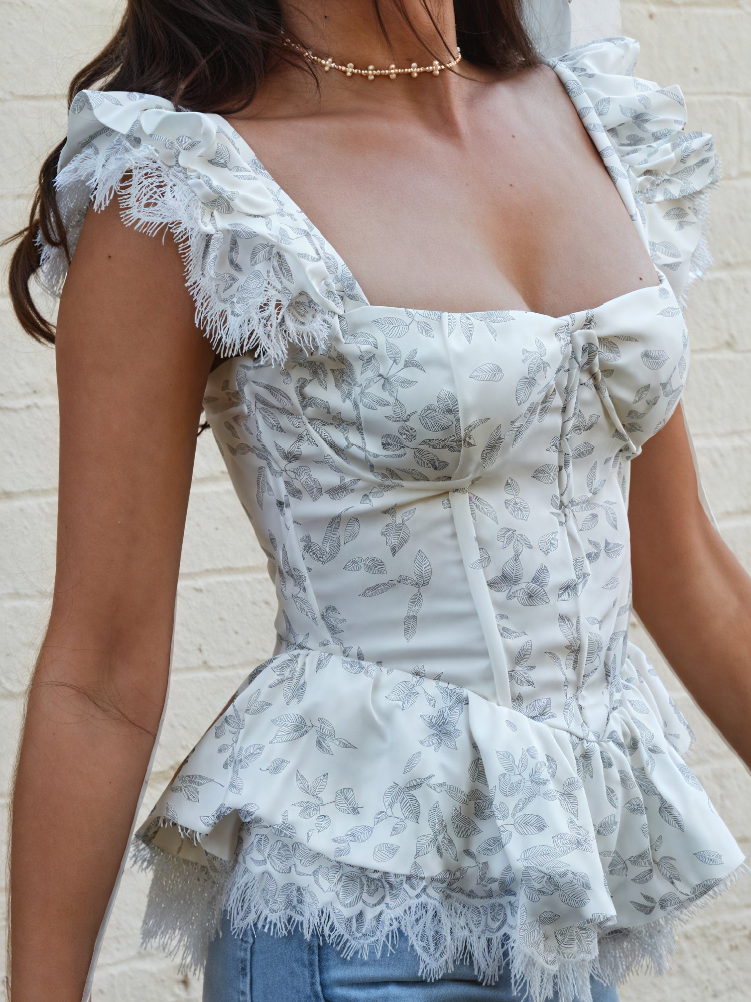 Top Romántico con Estampado Floral y Detalles de Encaje
