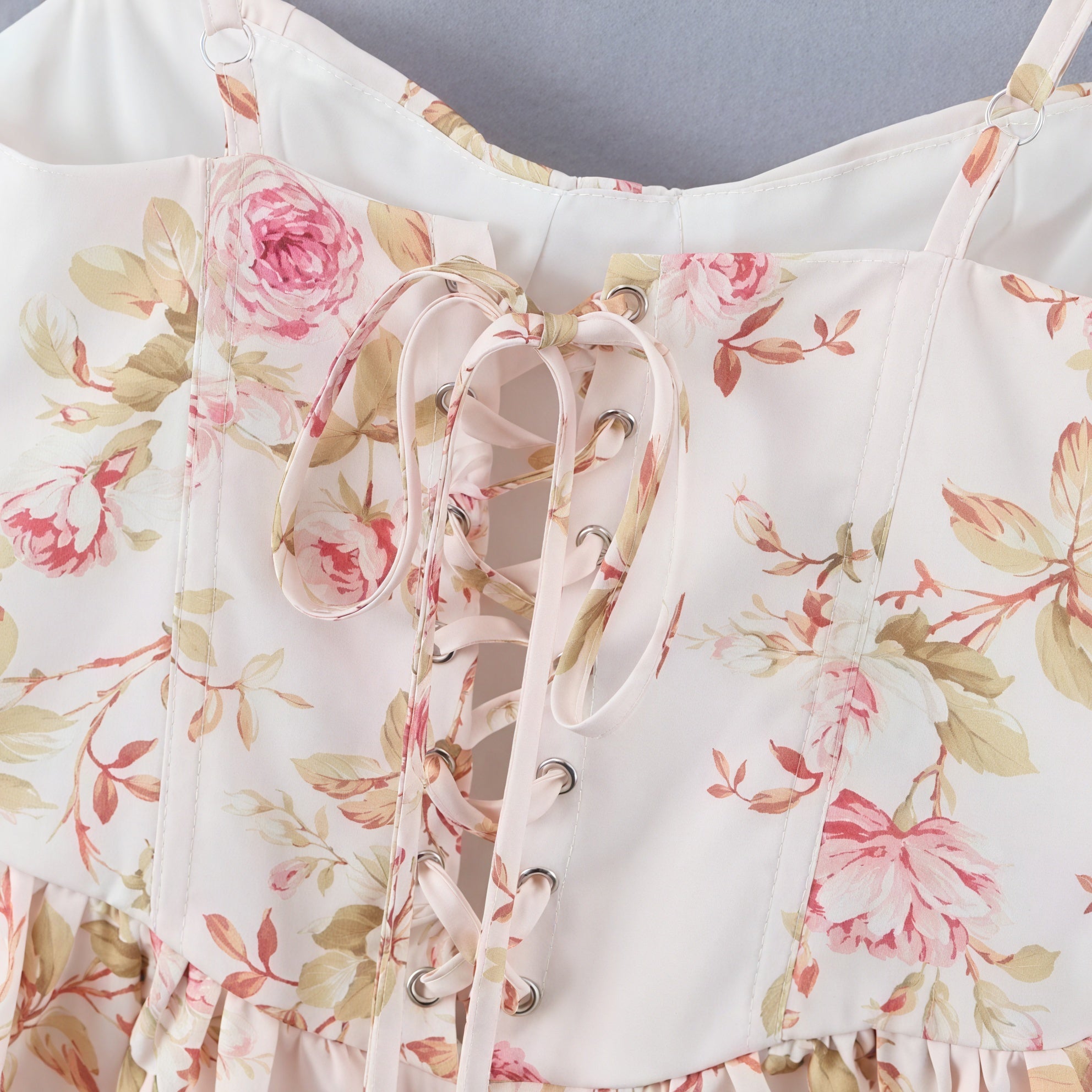 Top Romántico con Estampado Floral y Detalles de Encaje