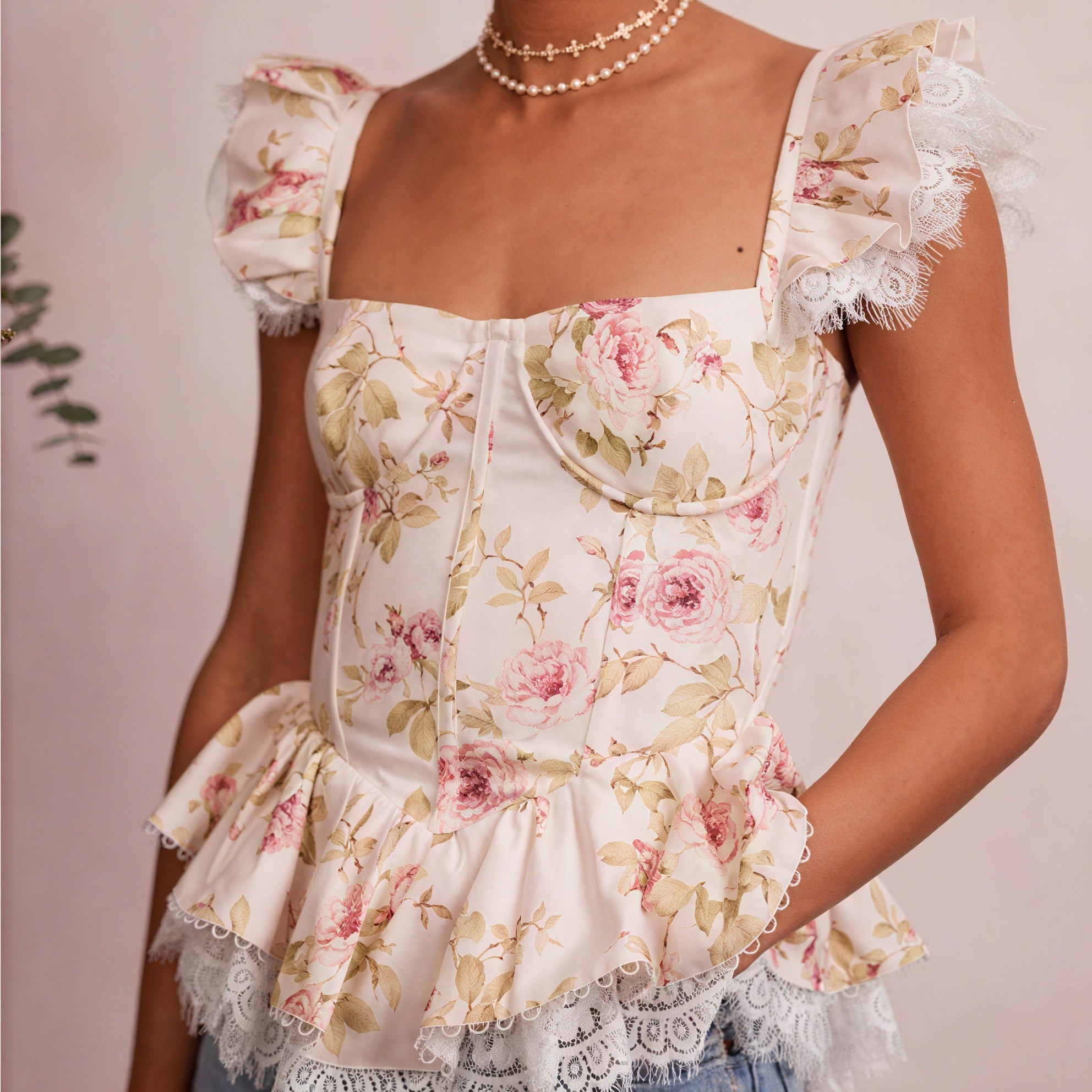 Top Romántico con Estampado Floral y Detalles de Encaje