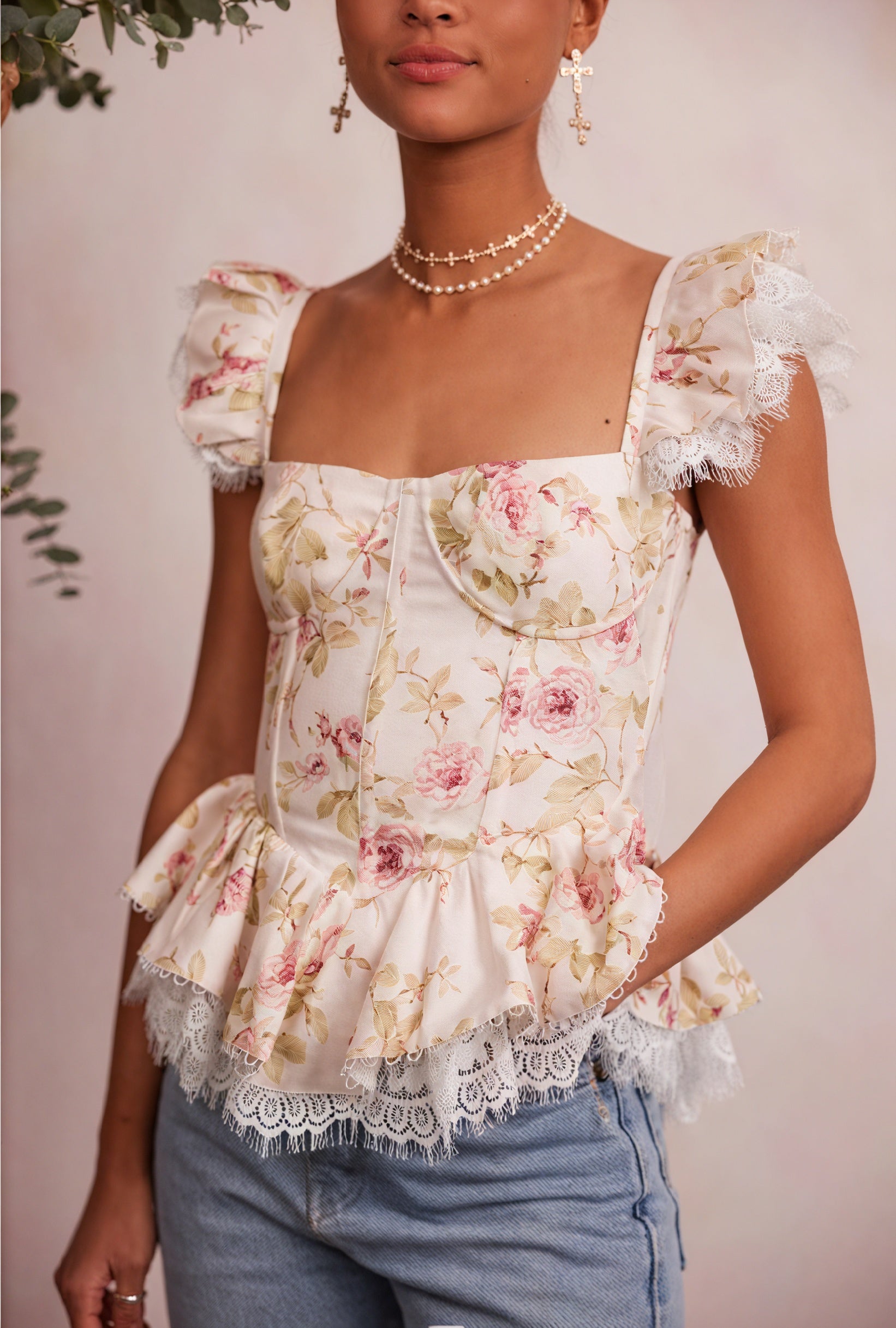 Top Romántico con Estampado Floral y Detalles de Encaje