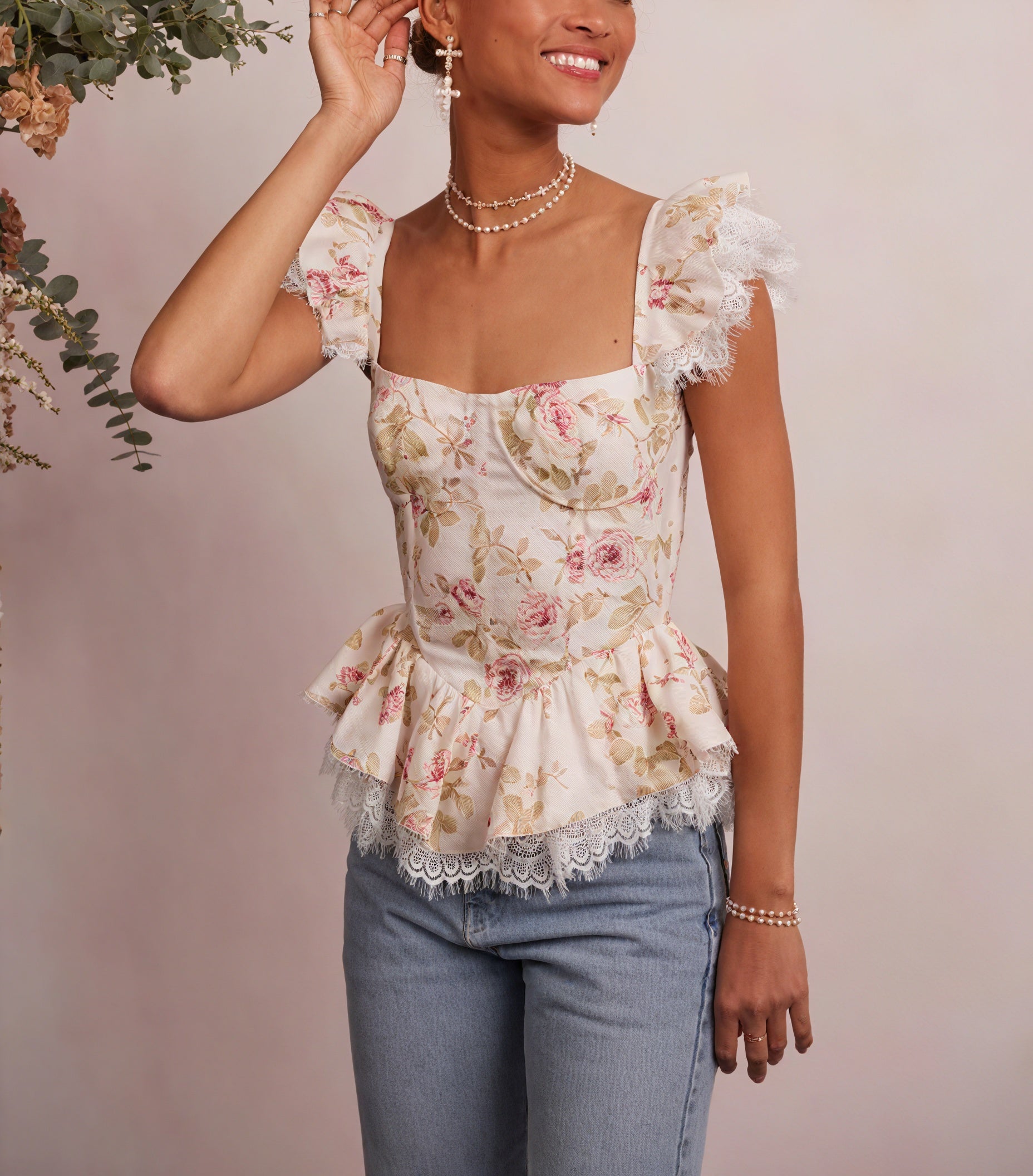 Top Romántico con Estampado Floral y Detalles de Encaje