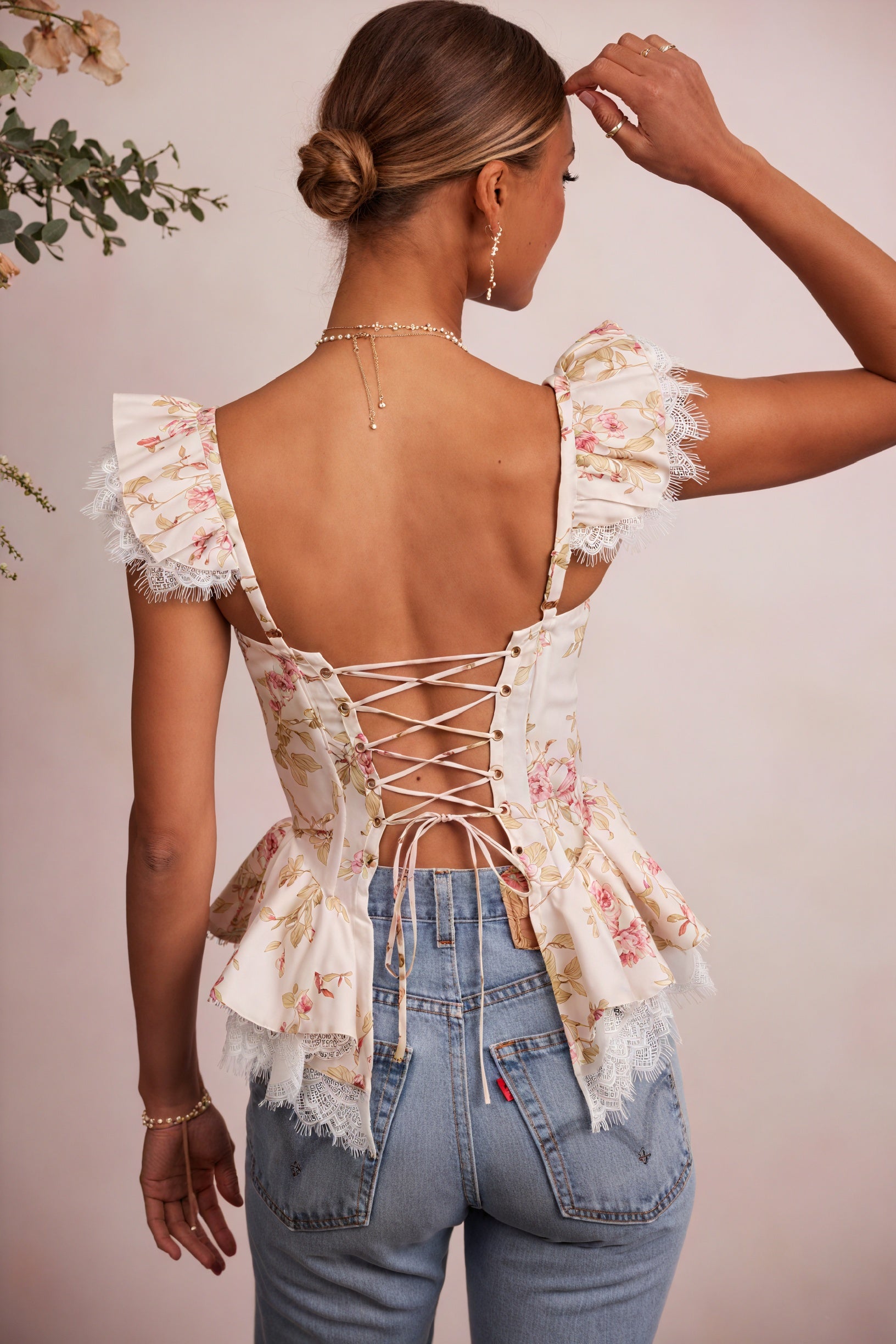 Top Romántico con Estampado Floral y Detalles de Encaje