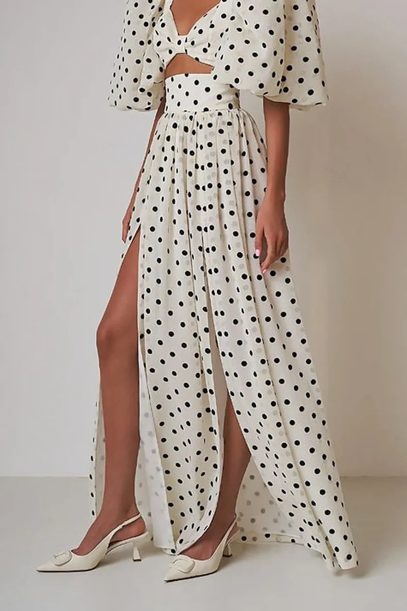 Vestido de lunares con abertura y mangas abullonadas