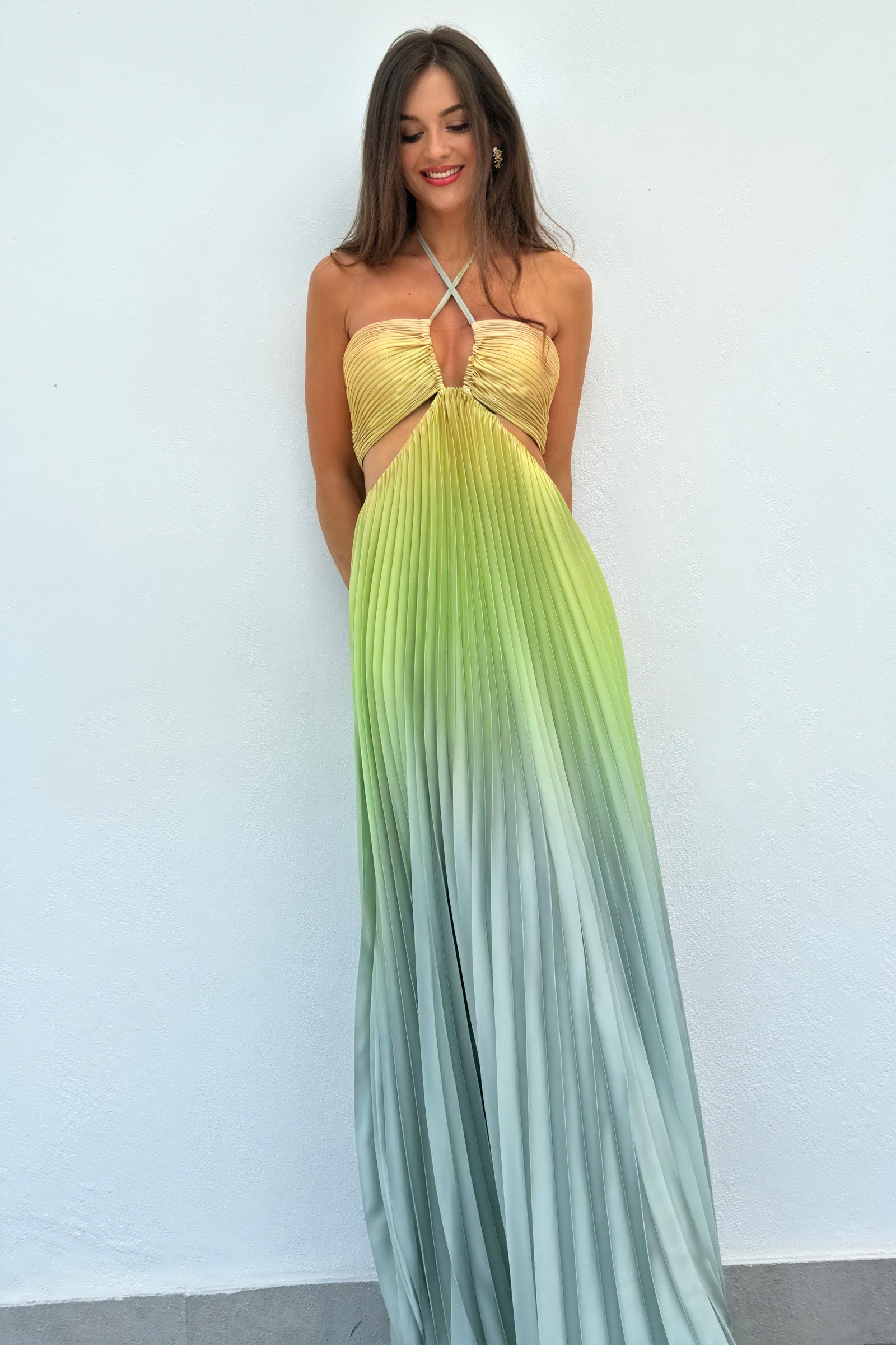 Vestido Maxi Halter con Plisados Elegantes