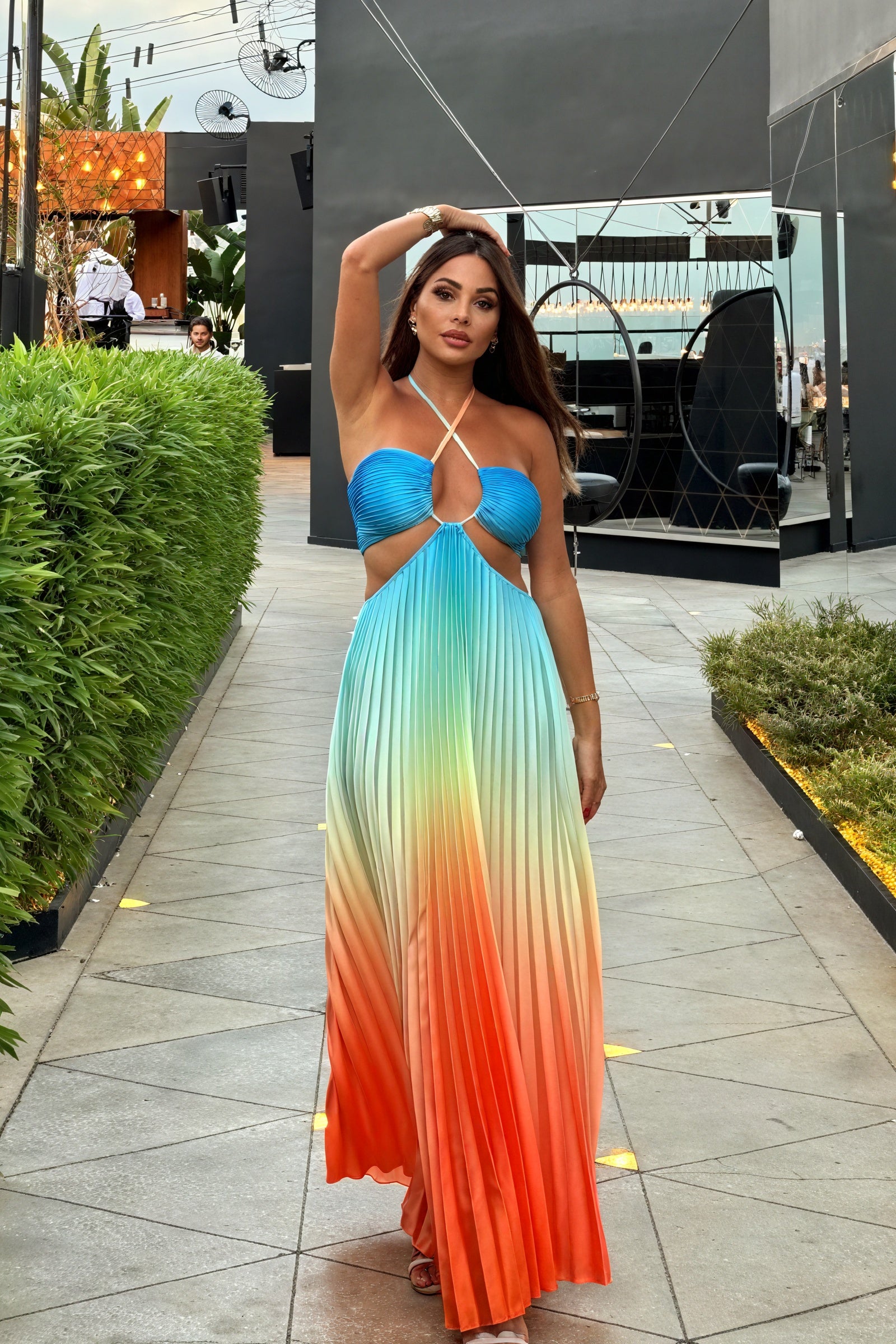 Vestido Maxi Halter con Plisados Elegantes