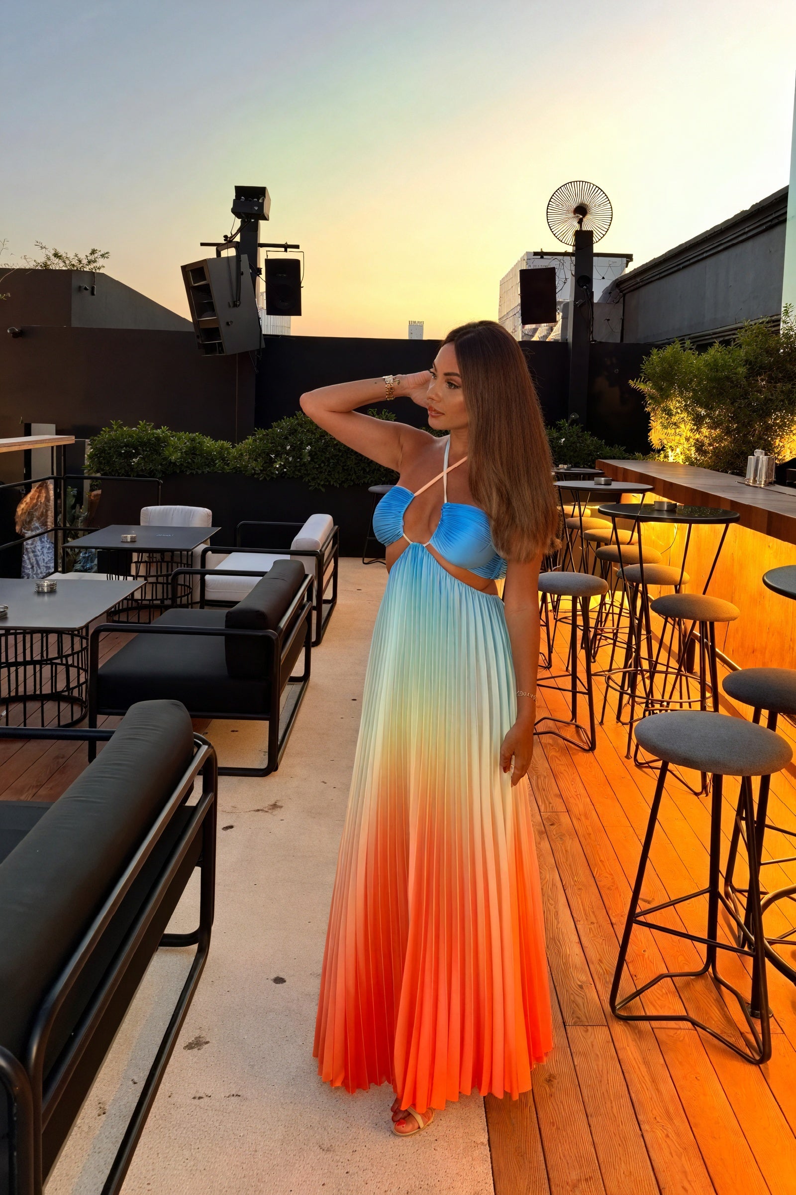 Vestido Maxi Halter con Plisados Elegantes