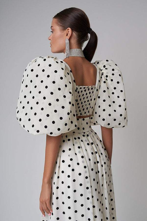 Vestido de lunares con abertura y mangas abullonadas