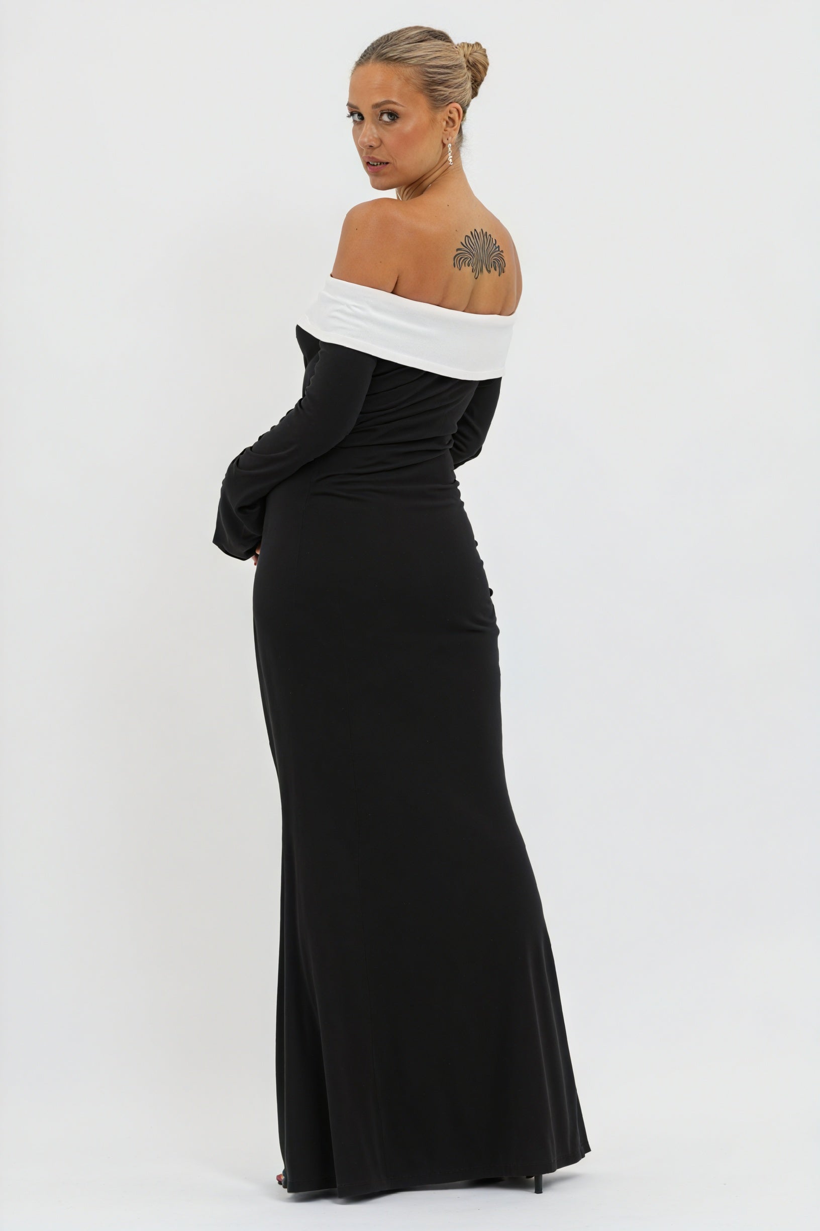 Vestido de Noche Color Block con Mangas Acampanadas
