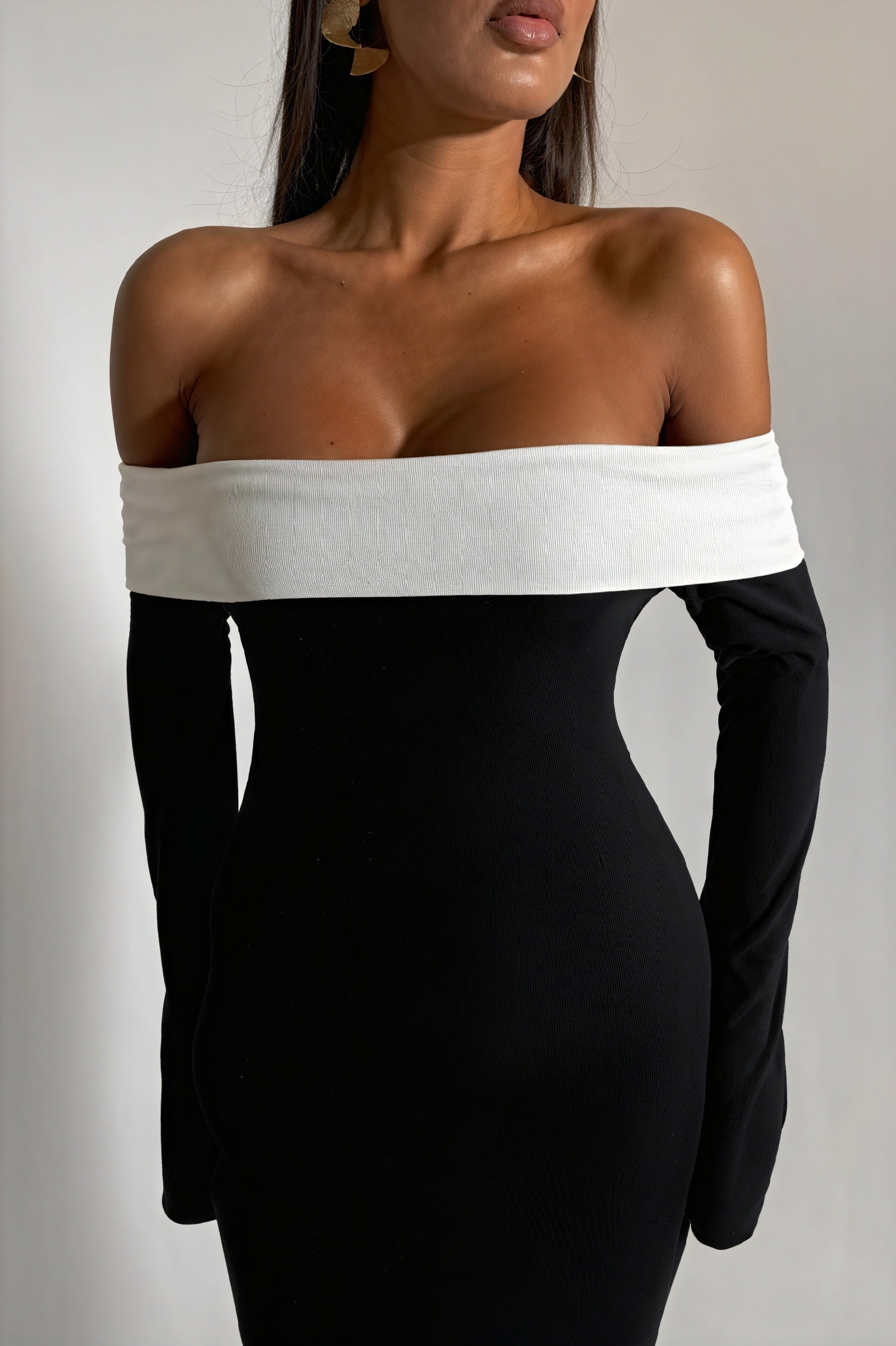 Vestido de Noche Color Block con Mangas Acampanadas