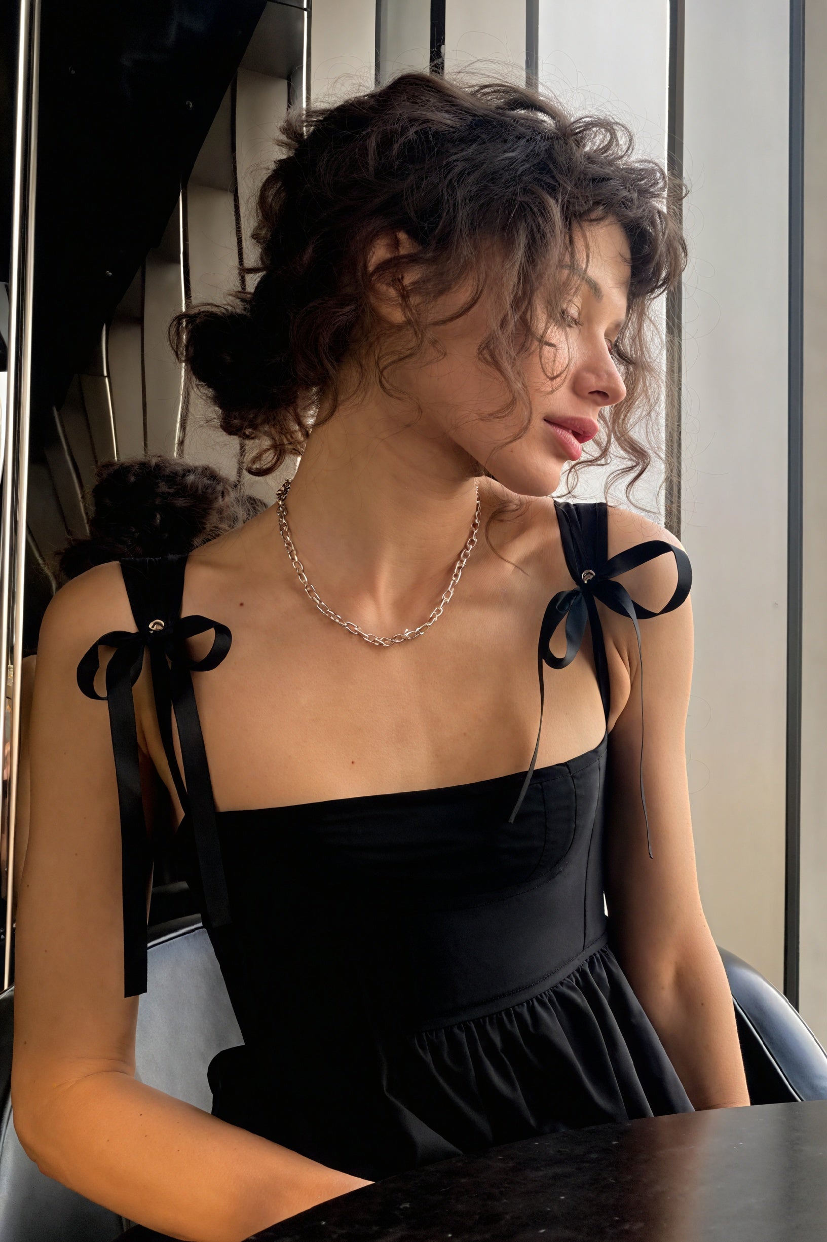 Vestido Mini con Lazos Delicados