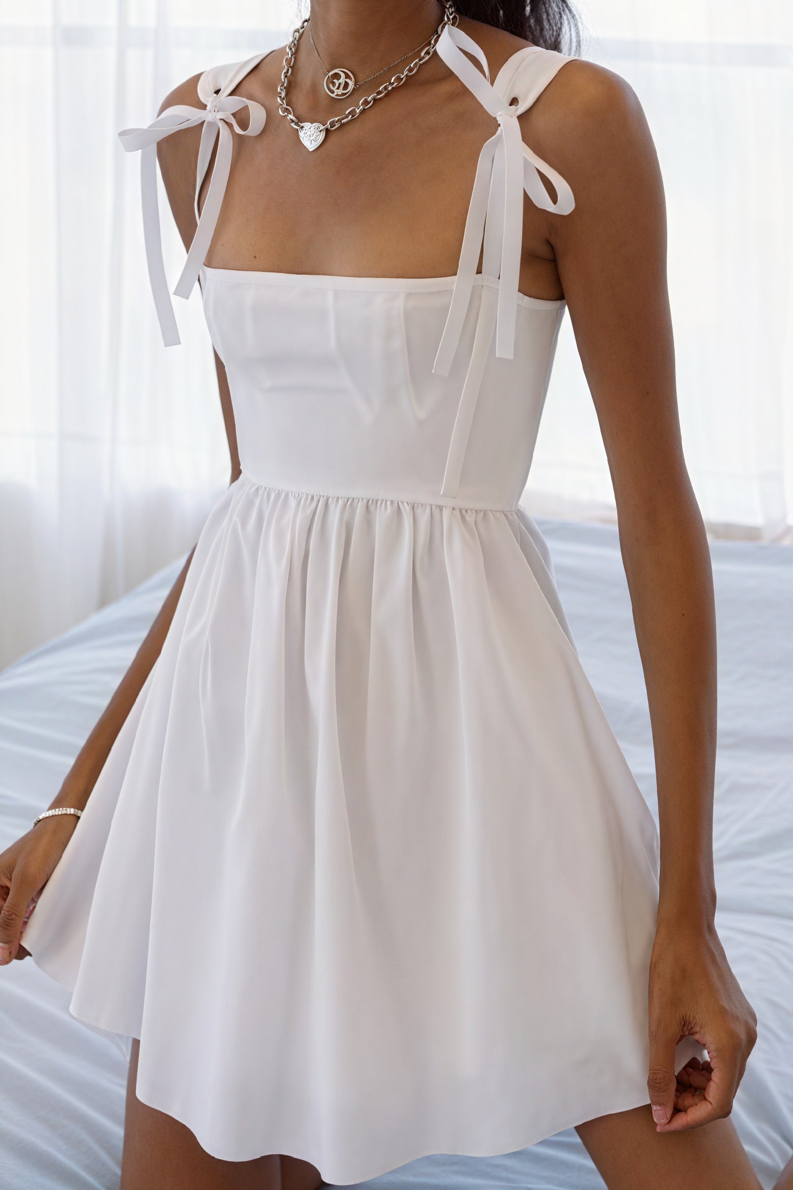 Vestido Mini con Lazos Delicados