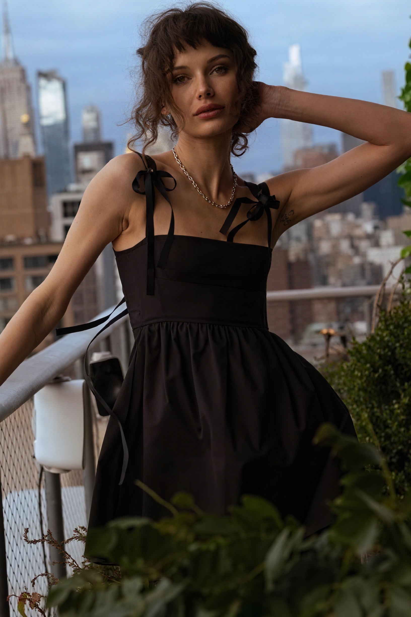 Vestido Mini con Lazos Delicados