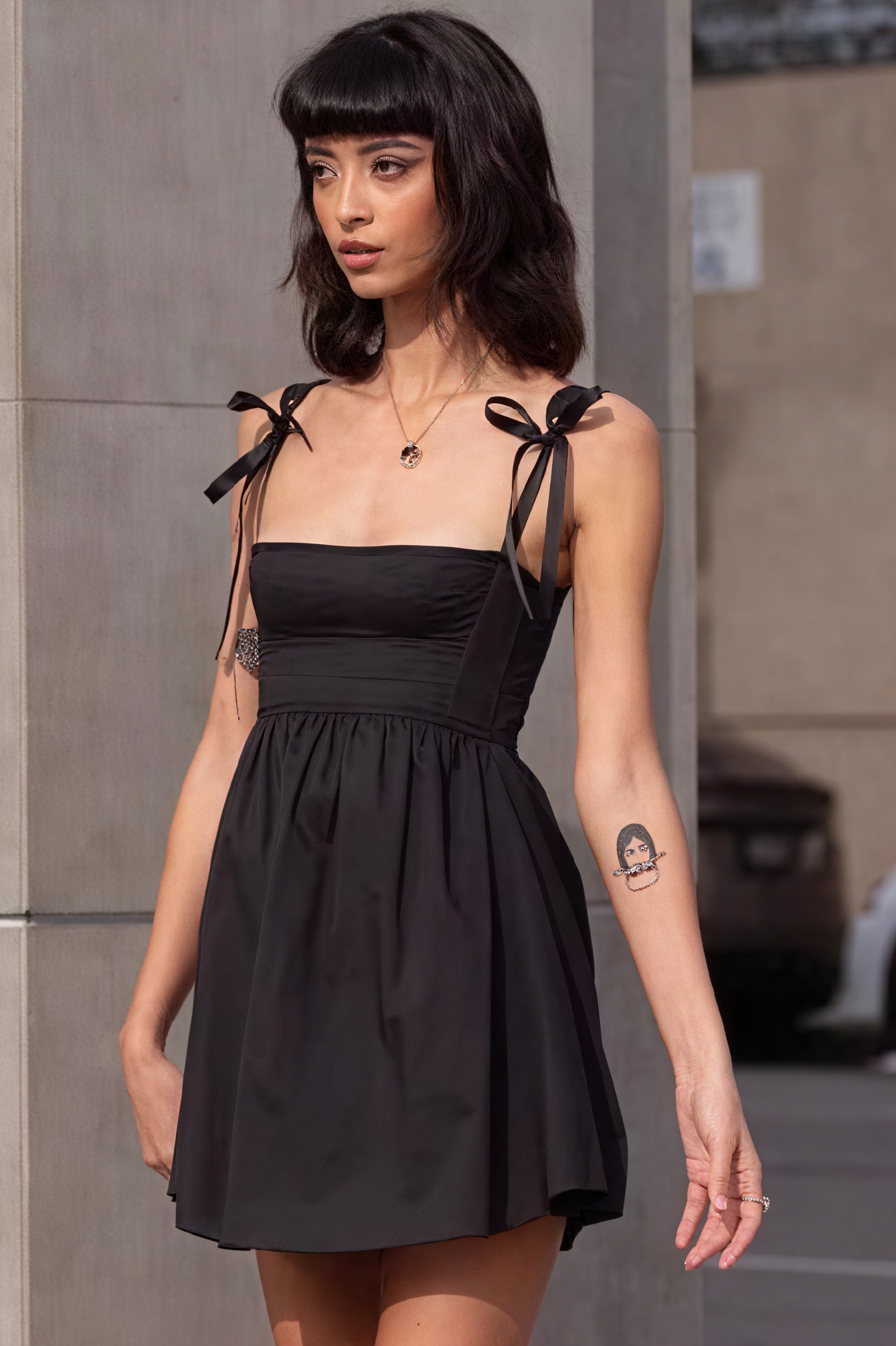Vestido Mini con Lazos Delicados