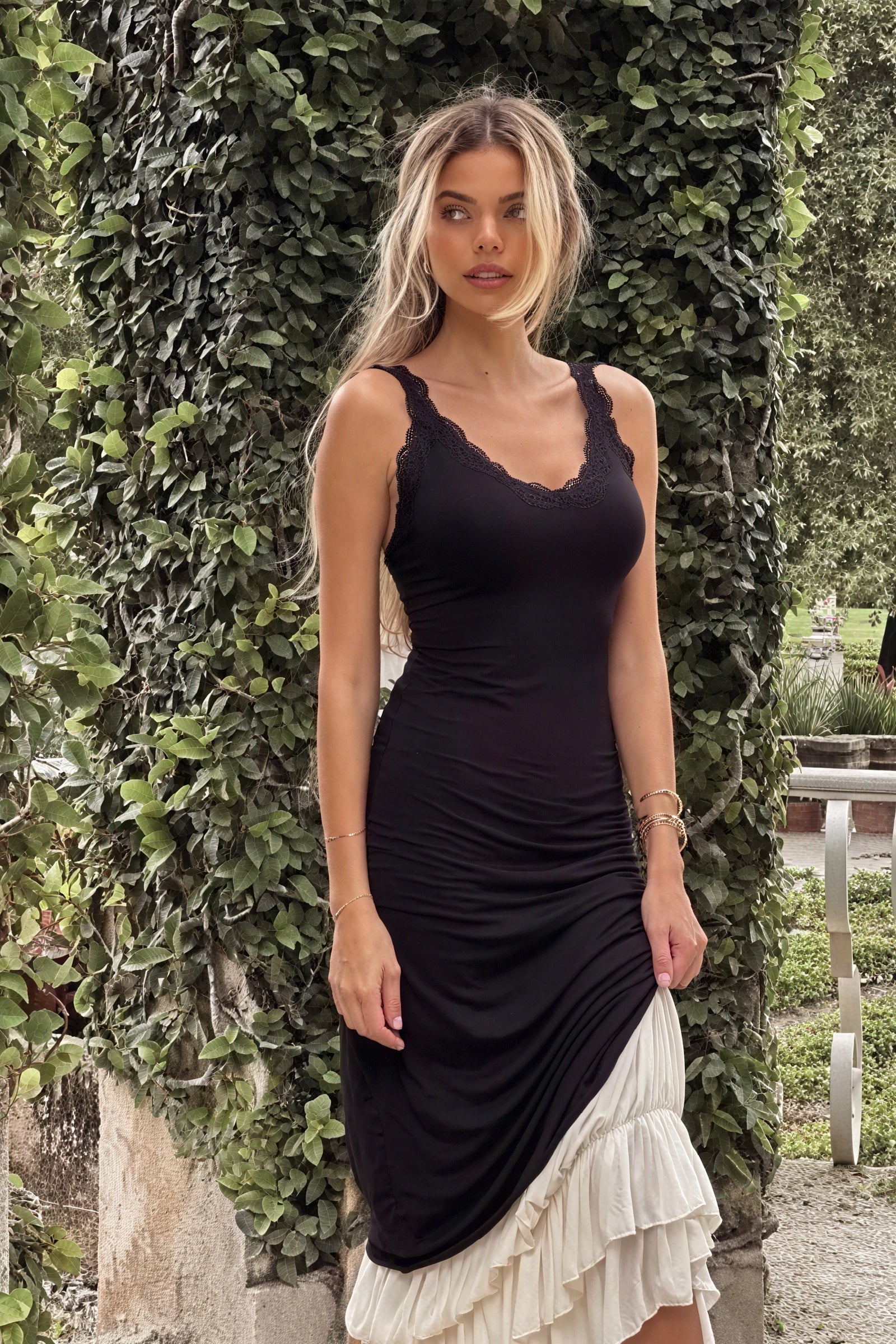 Vestido Maxi Elegante con Detalles de Encaje
