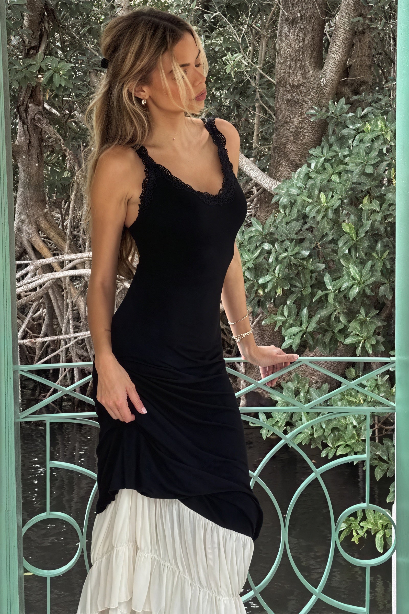 Vestido Maxi Elegante con Detalles de Encaje