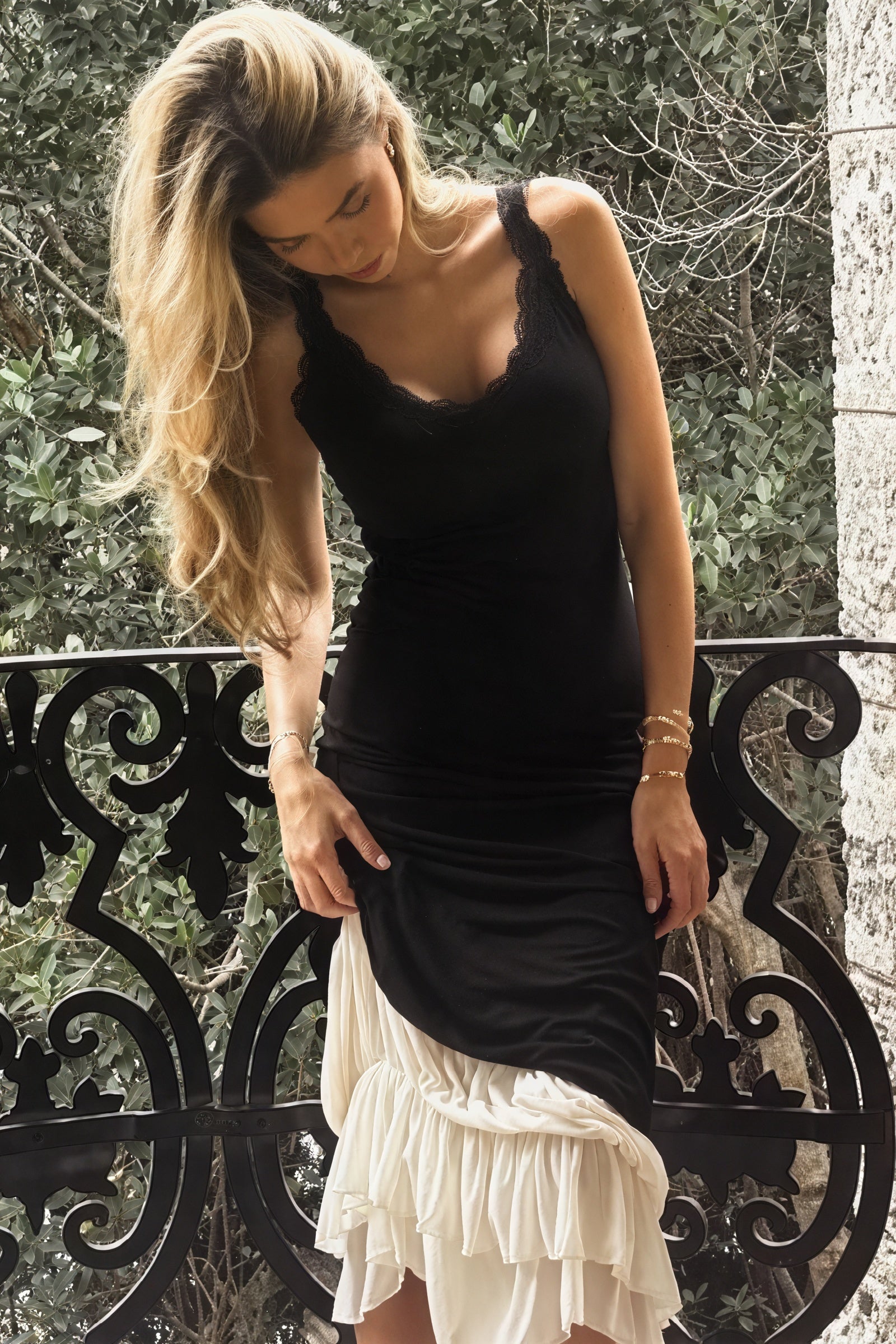 Vestido Maxi Elegante con Detalles de Encaje