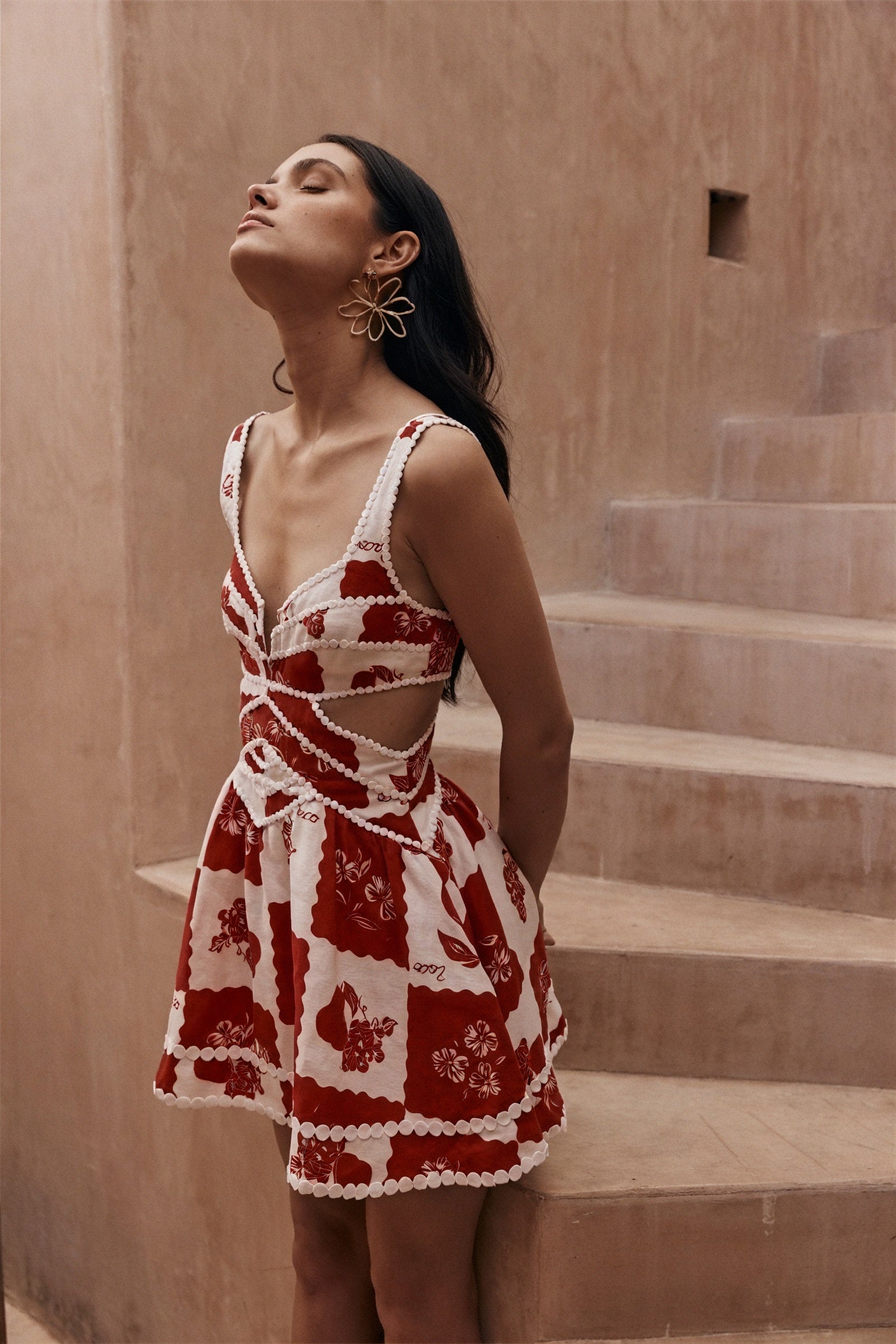 Vestido Mini Floral con Detalle Cut-Out